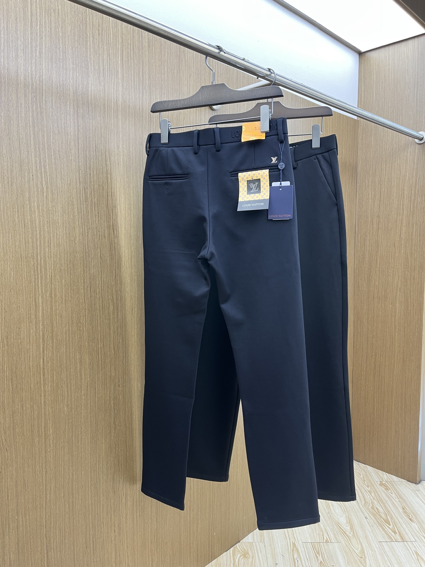 秋冬 LV 🔥🔥ss秋冬新品，官网同步有售，男士高端商务休闲西裤，高端进口面料，带弹力，后面采用硅胶字母