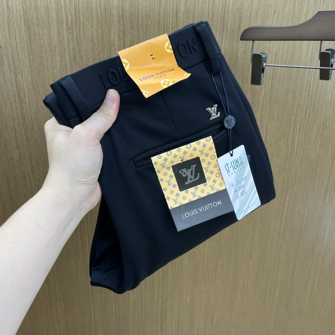 NO:540580,Autumn and Winter LV 1955ss autumn and winter new products, available simultaneously on the official website, men's high-end business casual trousers, high-end imported fabric, with elasticity, silicone letter pressing on the back, five combinations, namely classic and fashionable, combined tailor, unrestrained upper body effect, comfortable and breathable fax number 30-3837,,louis vuitton,alexander wang19860909秋冬 LV 1955ss秋冬新品,官网同步有售,男士高端商务休闲西裤,高端进口面料,带弹力,后面采用硅胶字母压胶,五搭配,即经典又时尚,合体裁缝,上身效果无约束感 ,舒适透气fax 码数30-3837,,louis vuitton,alexander wang,Men's clothing