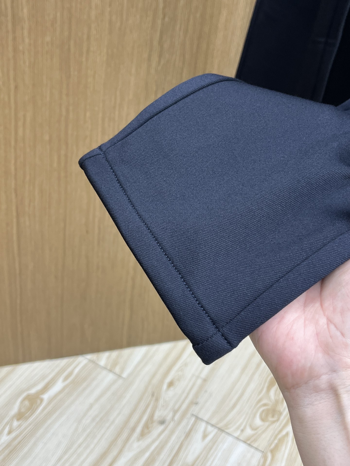 秋冬 LV 🔥🔥ss秋冬新品，官网同步有售，男士高端商务休闲西裤，高端进口面料，带弹力，后面采用硅胶字母