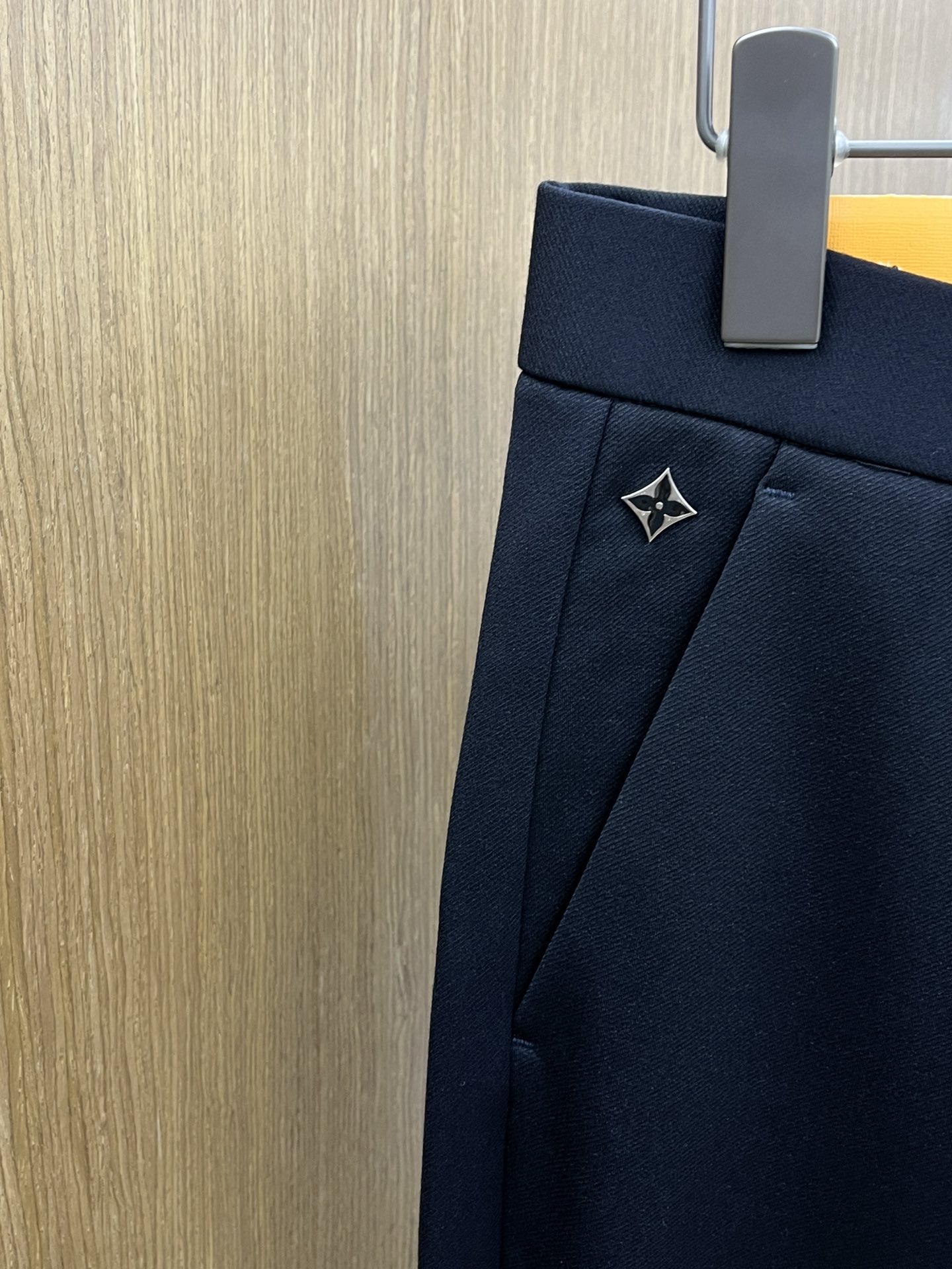 秋冬 LV 🔥🔥ss秋冬新品，官网同步有售，男士高端商务休闲西裤，高端进口面料，带弹力，后面采用硅胶字母