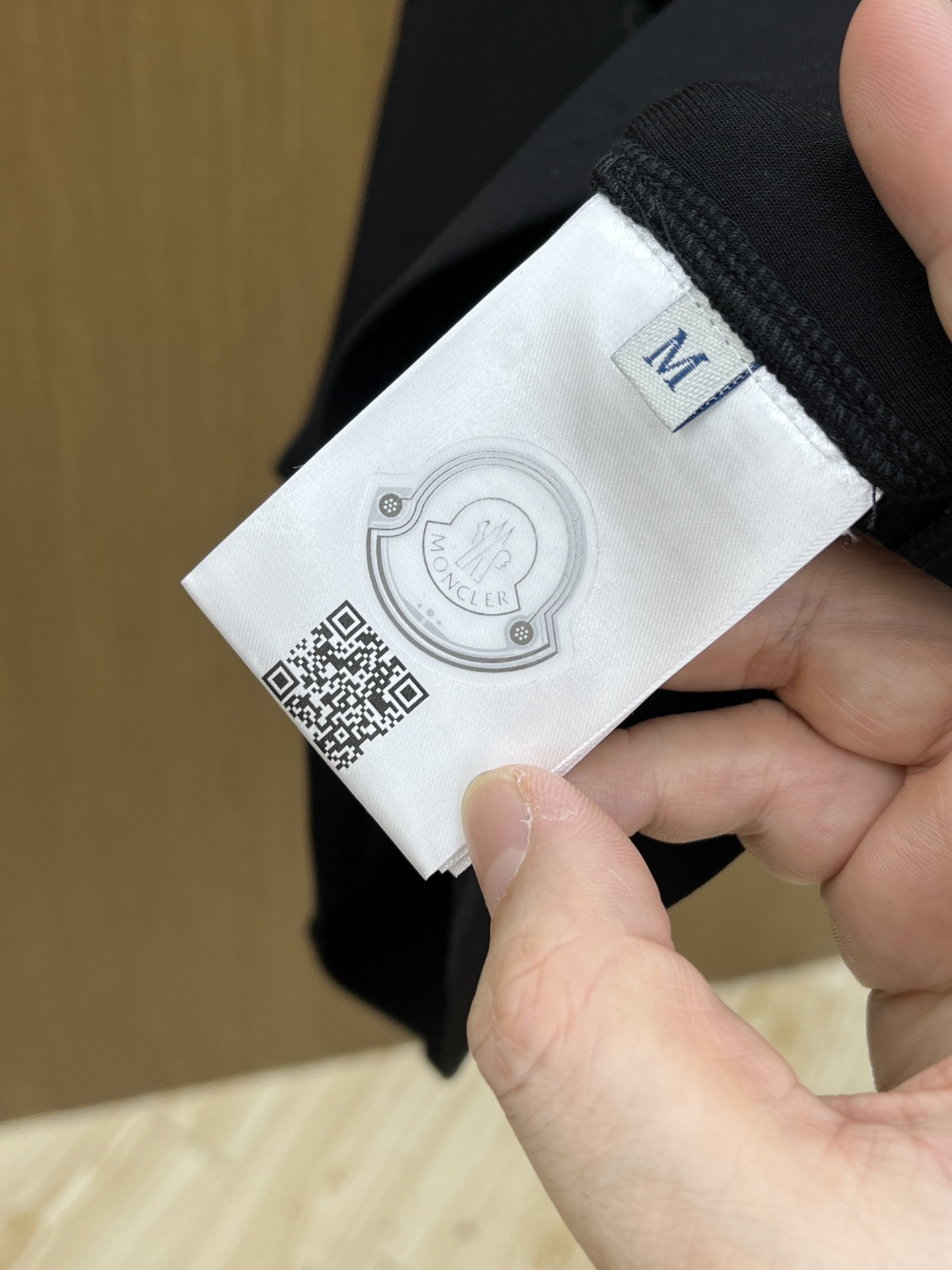 🔥 mon 2025秋冬 圆领刺绣短袖T恤打底衫 元素性的Logo徽章凸显休闲时尚魅力,依然独领时尚风骚