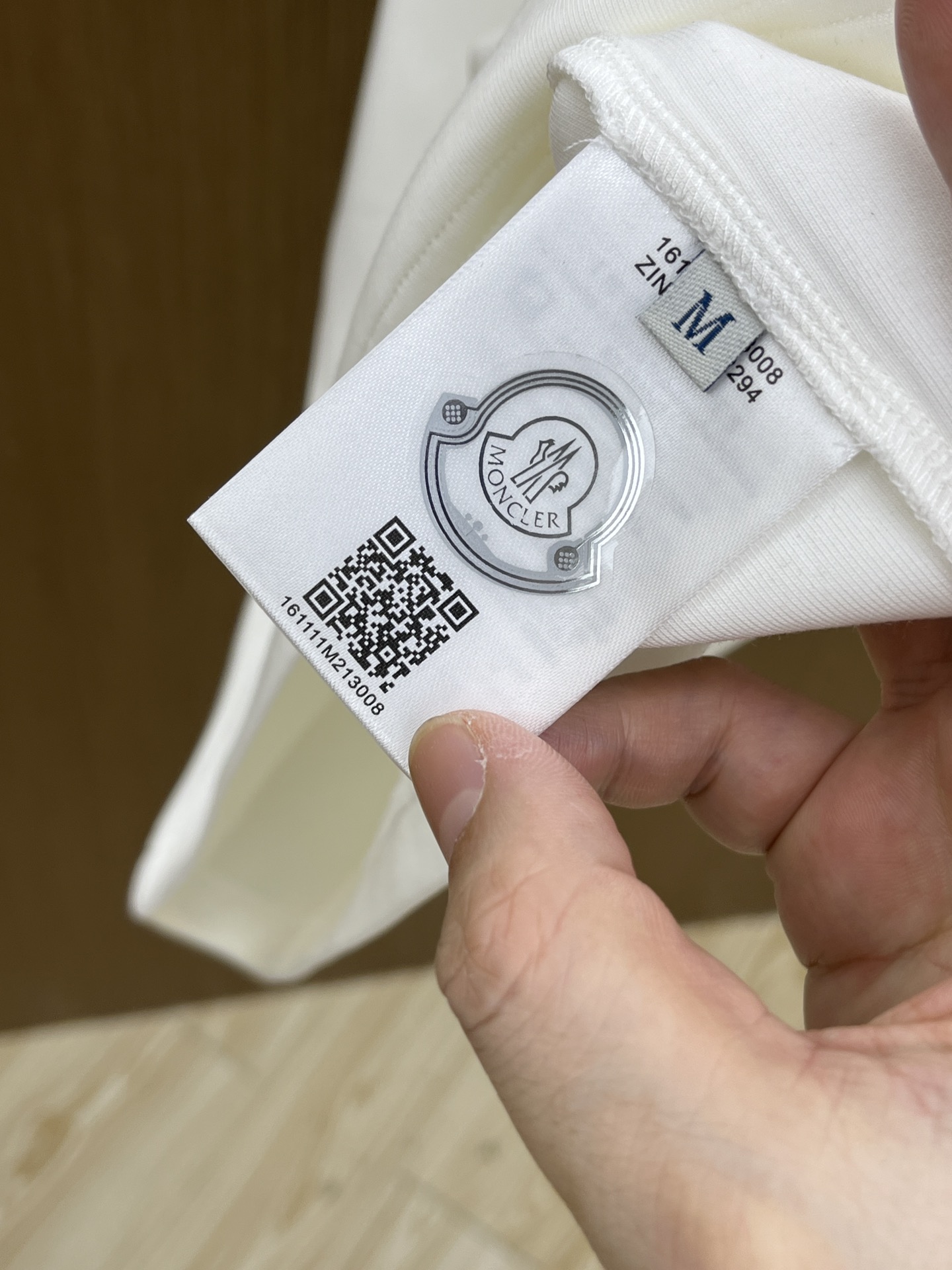 🔥 mon2025秋冬 圆领刺绣短袖T恤打底衫 元素性的Logo徽章凸显休闲时尚魅力,依然独领时尚风骚.