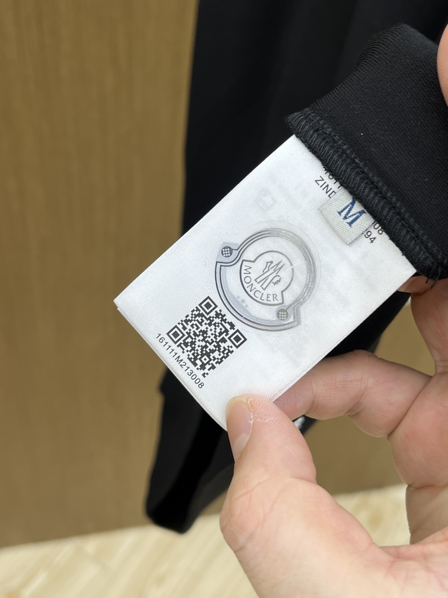 🔥 mon 2025秋冬 圆领刺绣短袖T恤打底衫 元素性的Logo徽章凸显休闲时尚魅力,依然独领时尚风骚