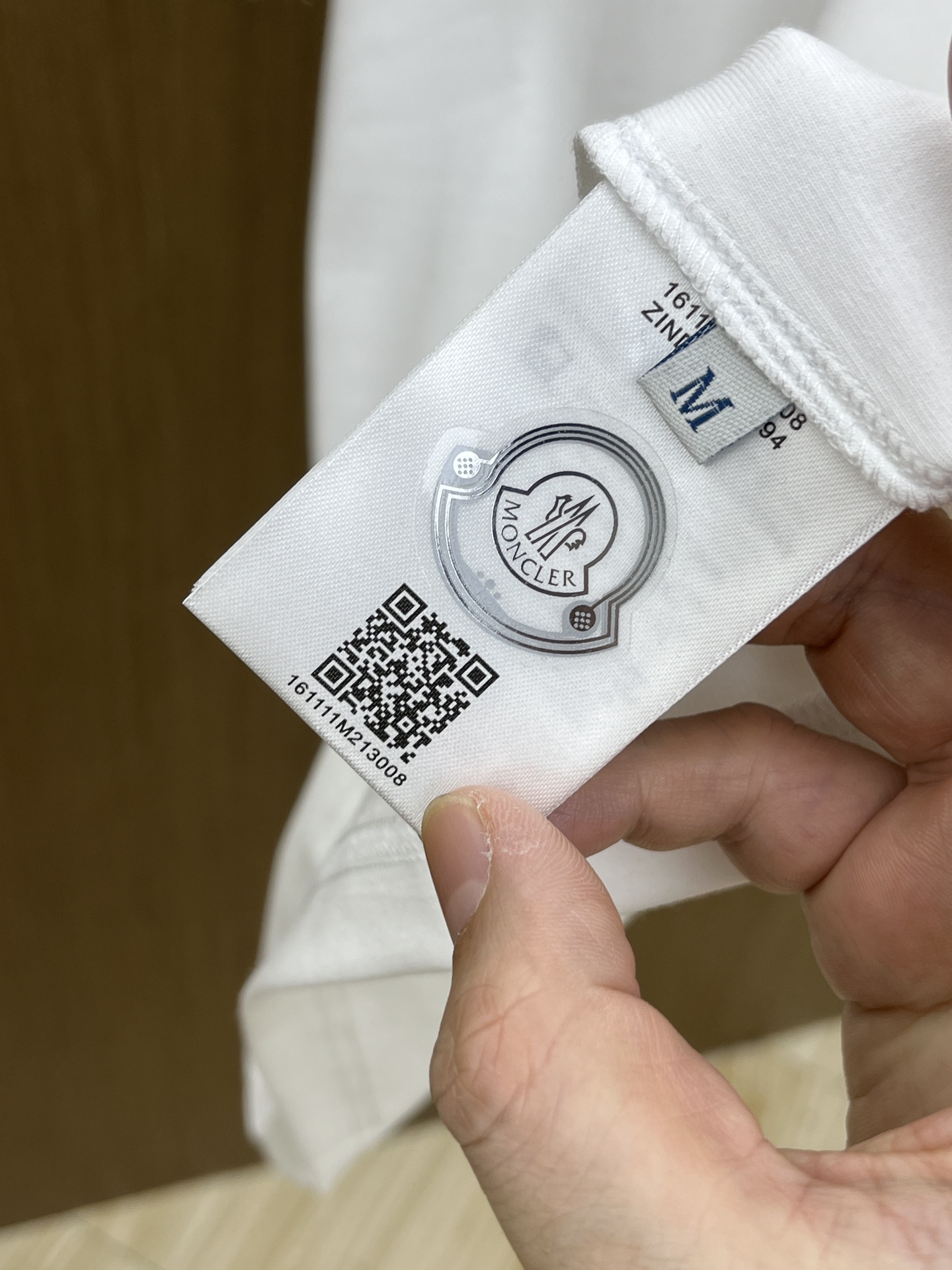 🔥 mon 2025秋冬 圆领刺绣短袖T恤打底衫 元素性的Logo徽章凸显休闲时尚魅力,依然独领时尚风骚