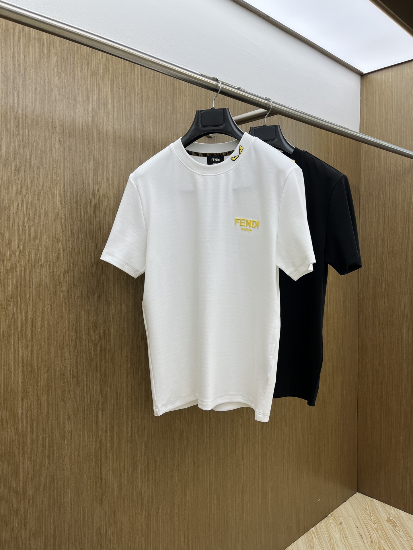 NO:550179,FD 2025 Autumn and Winter Round neck embroidered short-sleeved T-shirt base shirt Elemental Logo badge highlights the casual and fashionable charm, and is still unique in style. It is well equipped with a companion... Customer-supplied high-strength elastic knitted liquid ammonia air-layer fabric, flat and symmetrical knitted light and refreshing, soft and comfortable, and excellent breathability. Simple and unique charm. The bld straight-cut style is more suitable for matching with various trendy and fashionable styles. It uses instrument embroidery, delicate and full texture, bringing a new experience for fashion sports and leisure. Color black white Size M-3XL,,T-shirt,tees,t-shirt,alexander wang19860909FD 2025秋冬 圆领刺绣短袖T恤打底衫 元素性的Logo徽章凸显休闲时尚魅力,依然独领时尚风骚.内搭好伴侣… 客供高支弹力针织液氨空气层面料,平整匀称的针织轻薄清爽,柔软舒适,透气性极佳.简洁而富有独特魅力.bld直裁版型更为适合搭配各种潮流时尚造型. 采用器械刺绣,细腻饱满的质感突显,为时尚运动休闲带来全新体验. 颜色黑色 白色 尺码 M-3XL,,T-shirt,tees，t-shirt,alexander wang,Men's clothing