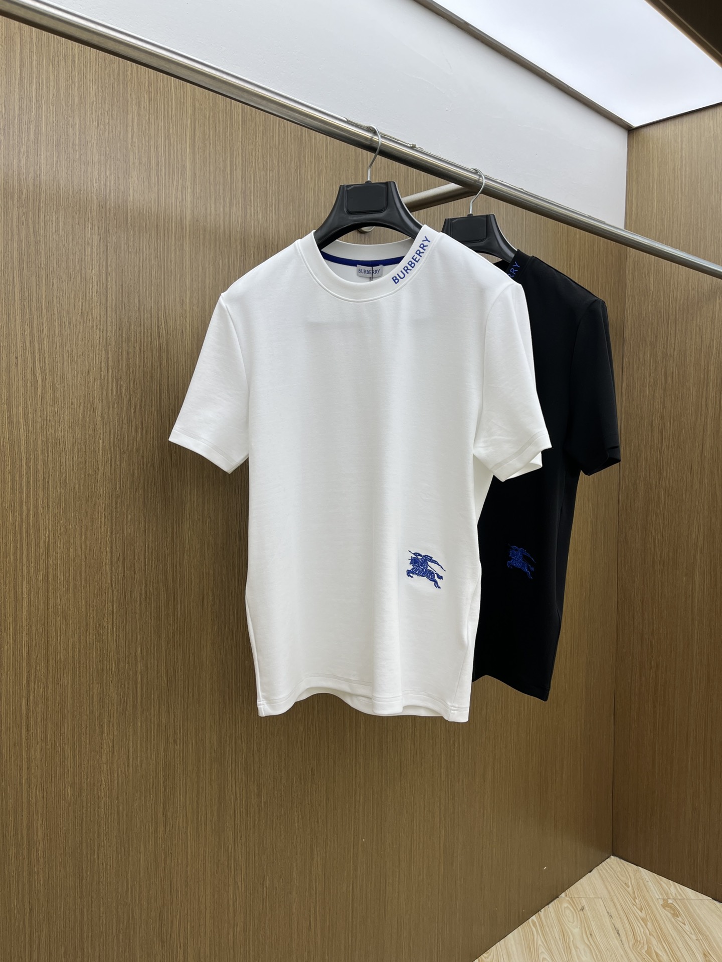 NO:550181,BBR 2025 Autumn and Winter Round neck embroidered short-sleeved T-shirt base shirt Elemental Logo badge highlights the casual and fashionable charm, and is still unique in style. It is well equipped with a companion... Customer-supplied high-strength elastic knitted liquid ammonia air-layer fabric, flat and symmetrical knitted light and refreshing, soft and comfortable, and excellent breathability. Simple and unique charm. The bld straight-cut style is more suitable for matching with various trendy and fashionable styles. It uses instrument embroidery, delicate and full texture, bringing a new experience for fashion sports and leisure. Color black white Size M-3XL,,T-shirt,tees,t-shirt,alexander wang19860909BBR 2025秋冬 圆领刺绣短袖T恤打底衫 元素性的Logo徽章凸显休闲时尚魅力,依然独领时尚风骚.内搭好伴侣… 客供高支弹力针织液氨空气层面料,平整匀称的针织轻薄清爽,柔软舒适,透气性极佳.简洁而富有独特魅力.bld直裁版型更为适合搭配各种潮流时尚造型. 采用器械刺绣,细腻饱满的质感突显,为时尚运动休闲带来全新体验. 颜色黑色 白色 尺码 M-3XL,,T-shirt,tees，t-shirt,alexander wang,Men's clothing