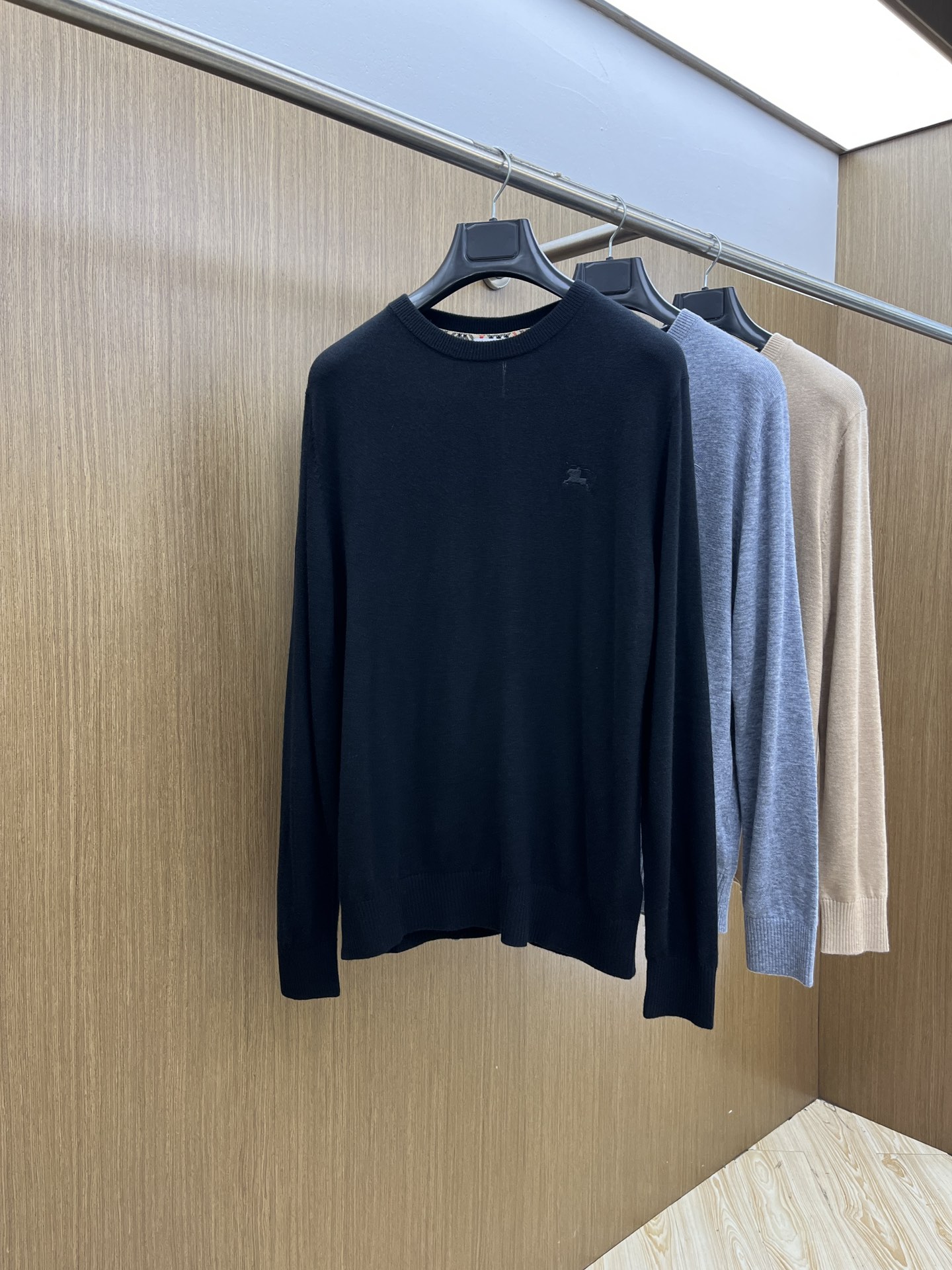 NO:646585,Autumn and winter BBR FW war horse small label embroidered wool round neck knitted sweater. This high-necked sweater is made of lightweight wool plain fabric. The knitted style has a slim fit and is embellished with the same color EKD embroidery. Zipper closure #ribbed knit decoration # embellished with EKD embroidery. Fabric wool (this cashmere sweater is changed to wool fabric, 3% polyamide, 1% elastane wt SizeM-2XL  Please state your height and weight when placing an order,,sweaters,alexander wang19860909秋冬 BBR FW战马小标刺绣羊毛圆领针织毛衣 此款高领针织衫,选用轻盈羊毛平织面料打造.针织款式,呈现修身版型,点缀同色系马术骑士徽标（EKD）刺绣.拉链开合#罗纹针织装饰#点缀马术骑士徽标（EKD）刺绣. 面料羊毛（此款羊绒毛衣改羊毛面料,3％聚酰胺,1％弹性纤维wt SizeM-2XL 下单请报身高体重,,sweaters,alexander wang,Men's clothing