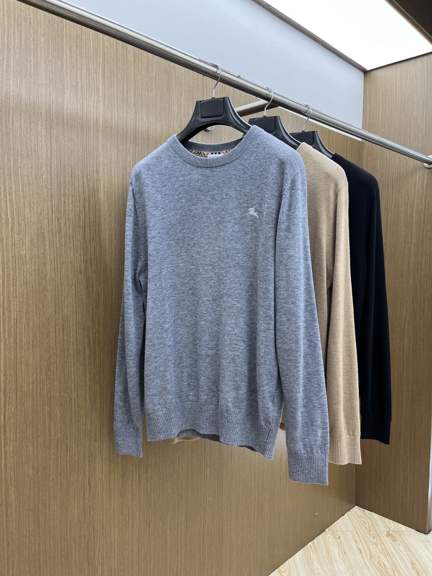 NO:571208,Autumn and winter BBR FW war horse small label embroidered wool round neck knitted sweater. This high-necked sweater is made of lightweight wool plain fabric. The knitted style has a slim fit and is embellished with the same color EKD embroidery. Zipper closure #ribbed knit decoration # embellished with EKD embroidery. Fabric wool (this cashmere sweater is changed to wool fabric, 3% polyamide, 1% elastane wt SizeM-2XL  Please state your height and weight when placing an order,,sweaters,alexander wang19860909秋冬 BBR FW战马小标刺绣羊毛圆领针织毛衣 此款高领针织衫,选用轻盈羊毛平织面料打造.针织款式,呈现修身版型,点缀同色系马术骑士徽标（EKD）刺绣.拉链开合#罗纹针织装饰#点缀马术骑士徽标（EKD）刺绣. 面料羊毛（此款羊绒毛衣改羊毛面料,3％聚酰胺,1％弹性纤维wt SizeM-2XL 下单请报身高体重,,sweaters,alexander wang,Men's clothing