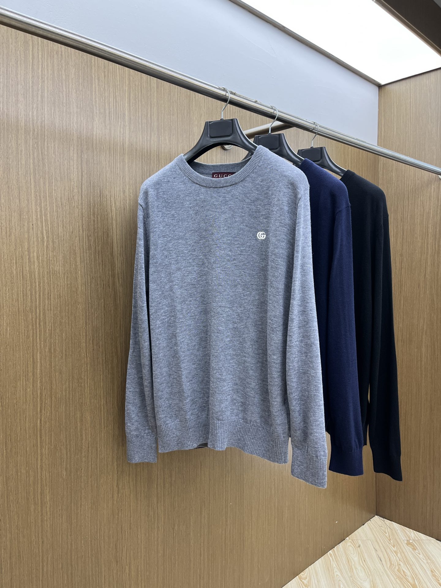 NO:571211,Autumn and winter guc FWgucci small label embroidered wool round neck knitted sweater. This turtleneck sweater is made of lightweight wool plain fabric. The knitted style shows a slim fit!  Fabric Wool (this cashmere sweater is made from wool fabric, 3% polyamide, 1% elastane wt SizeM-2XL Please state your height and weight when placing an order,,gucci,sweaters,alexander wang19860909秋冬 guc FWgucci小标刺绣羊毛圆领针织毛衣 此款高领针织衫,选用轻盈羊毛平织面料打造.针织款式,呈现修身版型！面料羊毛（此款羊绒毛衣改羊毛面料,3％聚酰胺,1％弹性纤维wt SizeM-2XL 下单请报身高体重,,gucci,sweaters,alexander wang,Men's clothing