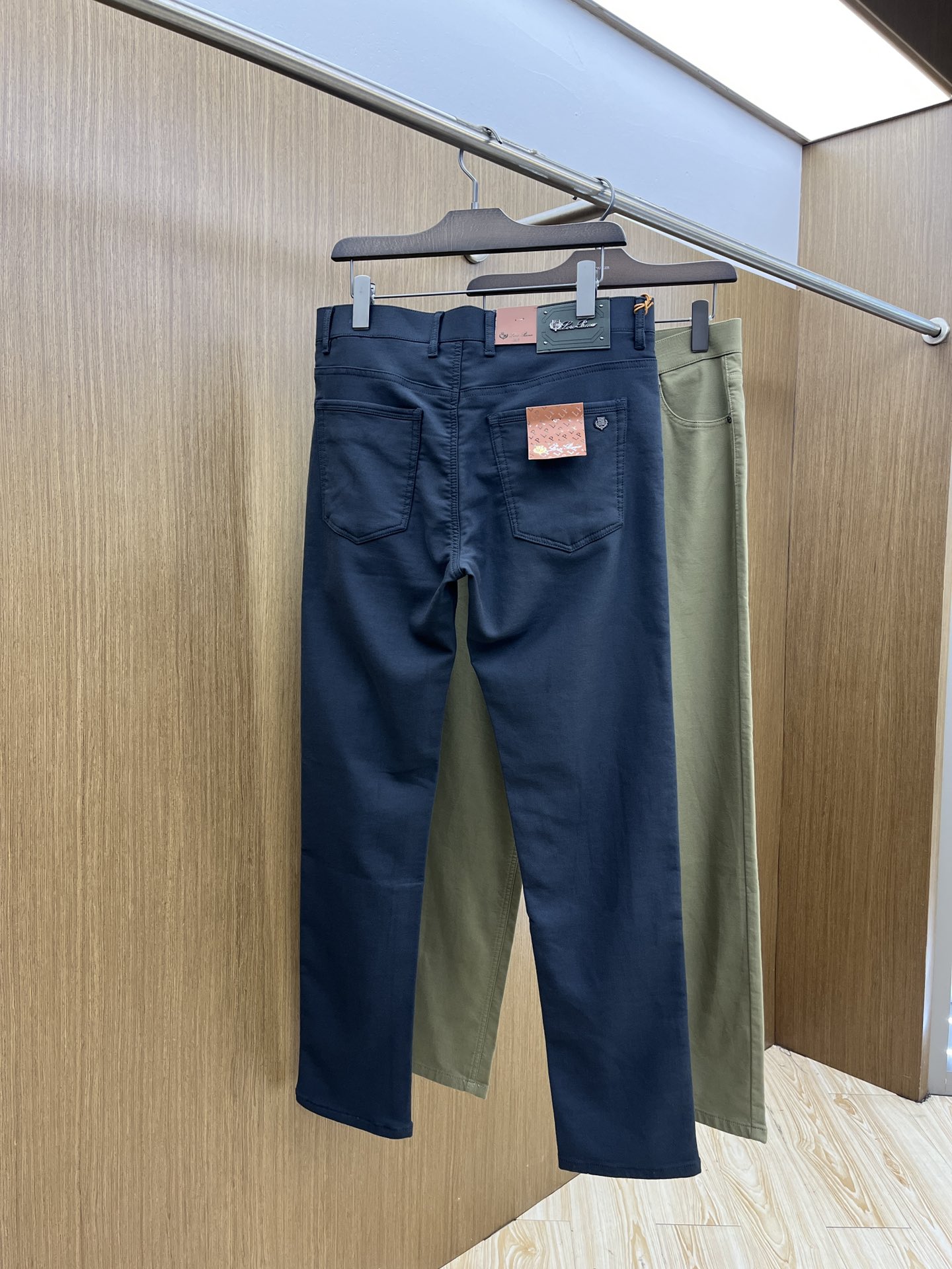 秋冬 lP🆕 🔥🔥ss秋冬新品，官网同步有售，男士高端商务休闲西裤，高端进口面料，带弹力，后面采用硅胶字