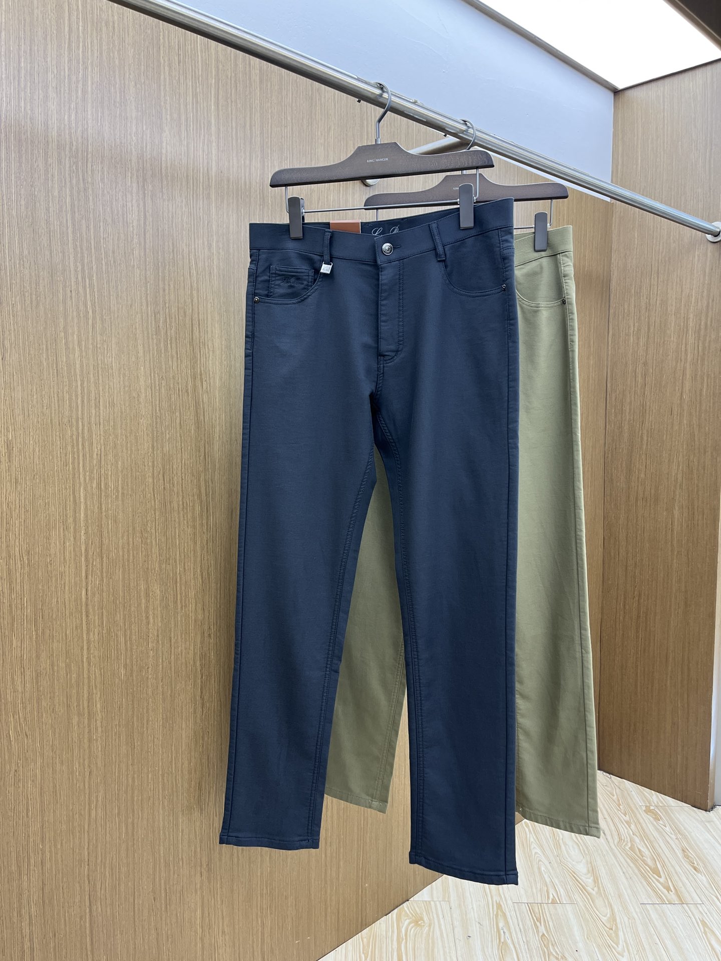 秋冬 lP🆕 🔥🔥ss秋冬新品，官网同步有售，男士高端商务休闲西裤，高端进口面料，带弹力，后面采用硅胶字
