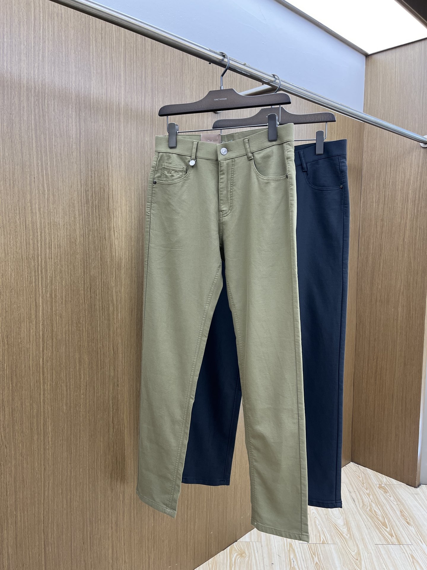 秋冬 lP🆕 🔥🔥ss秋冬新品，官网同步有售，男士高端商务休闲西裤，高端进口面料，带弹力，后面采用硅胶字