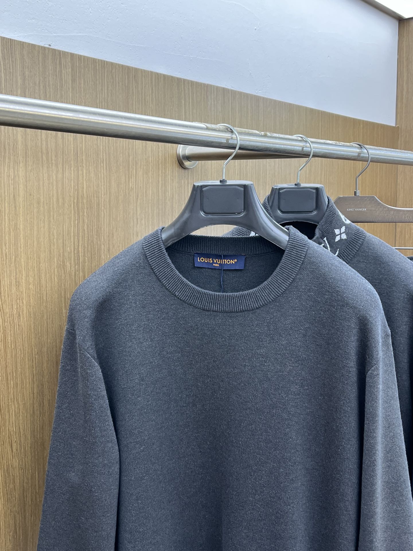 Louis Viitton路易威登经典针织衫：于简约中邂逅奢华格调】当秋日的微风裹挟着丝丝凉意，这件路易