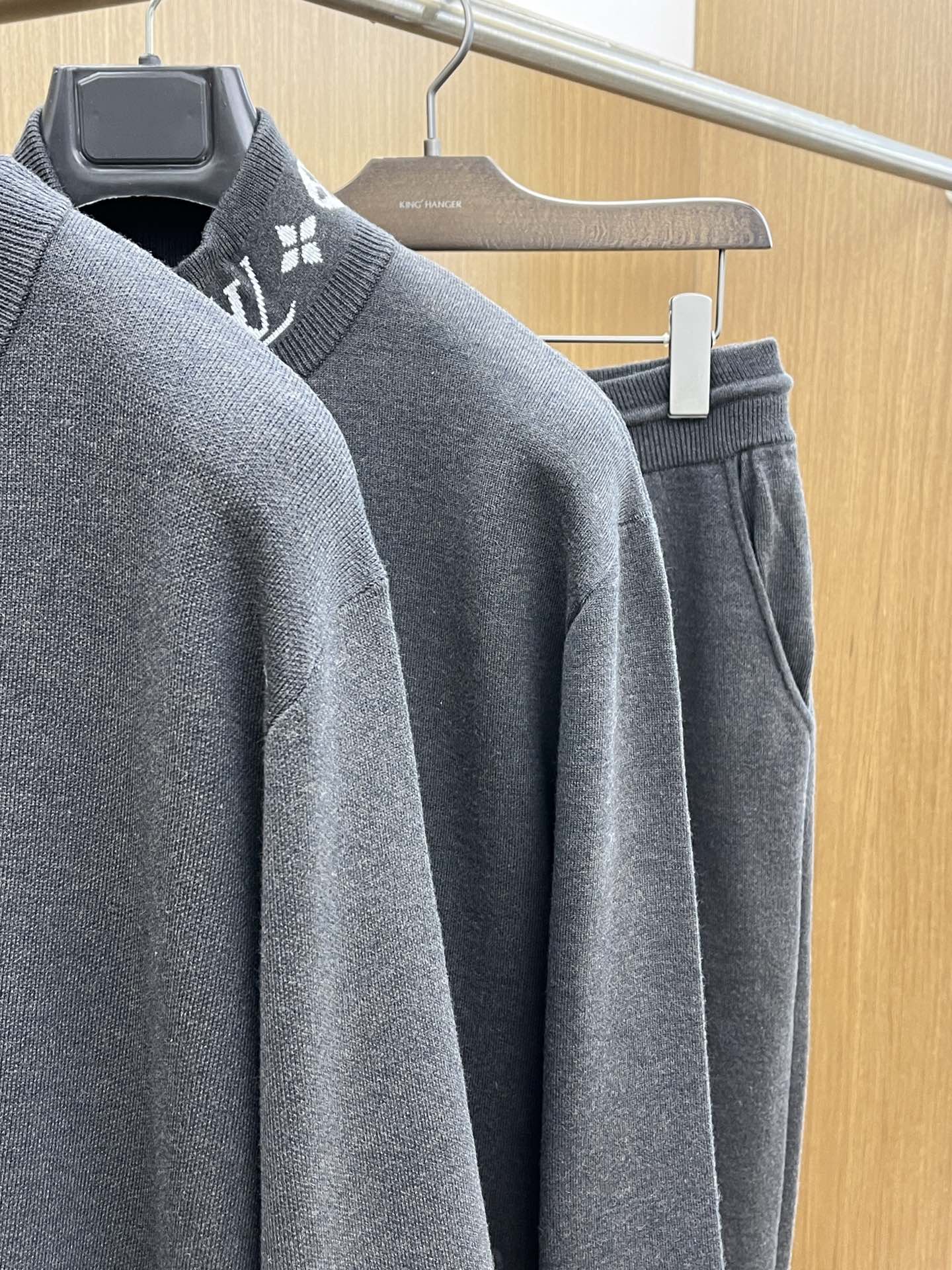 Louis Viitton路易威登经典针织衫：于简约中邂逅奢华格调】当秋日的微风裹挟着丝丝凉意，这件路易