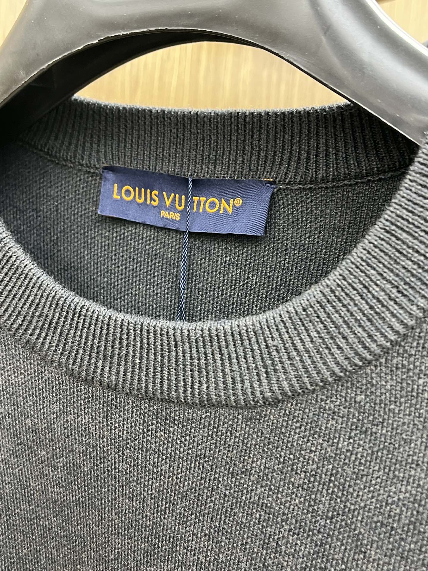 Louis Viitton路易威登经典针织衫：于简约中邂逅奢华格调】当秋日的微风裹挟着丝丝凉意，这件路易