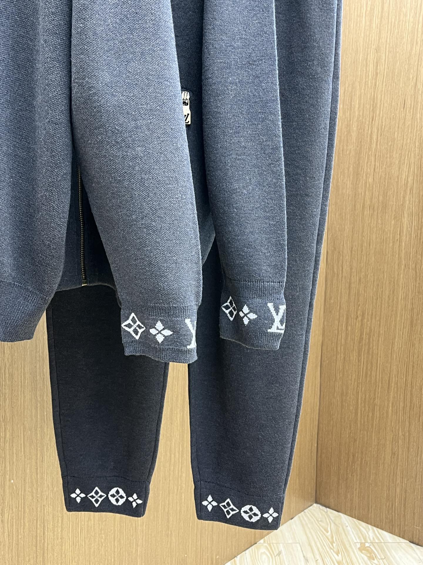 Louis Viitton路易威登经典针织衫：于简约中邂逅奢华格调】当秋日的微风裹挟着丝丝凉意，这件路易