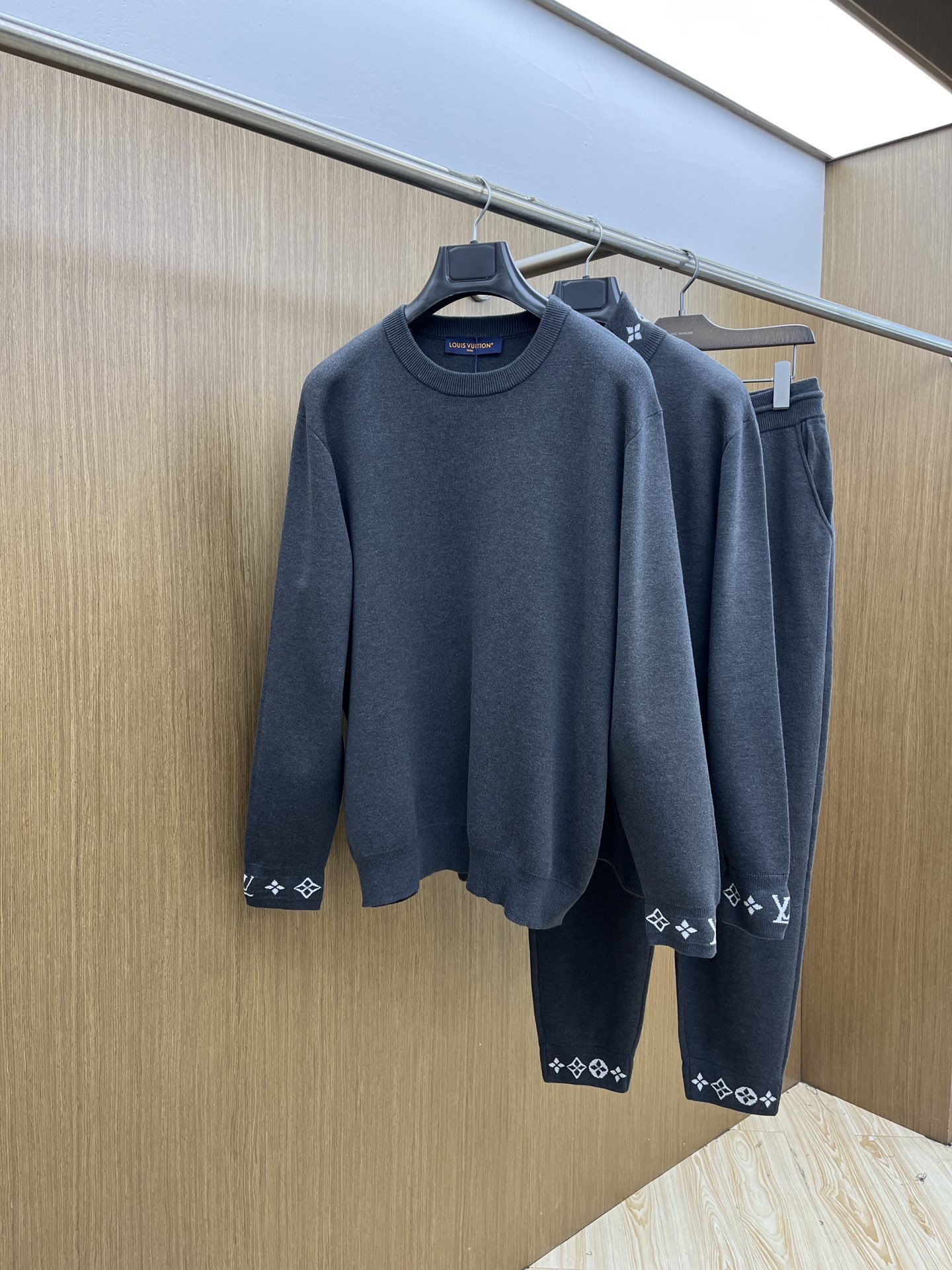 NO:654024,Louis Viitton's classic sweater meets luxury style in simplicity] When the autumn breeze carries a hint of coolness, this Louis Vuitton sweater becomes the 'atmosphere responsibility' in the wardrobe. It is made of high-quality knitted fabric and feels soft and delicate, as if the gentleness of clouds is draped on the body, bringing you just the right warmth to wrap you in the cool season.  The classic round neck design can easily create a casual yet exquisite neck line regardless of face shape or wearing style. The overall design is mainly dark tones, low-key and restrained but with a high-end texture, GZ  It perfectly fits modern urbanites' pursuit of simple aesthetics. The most ingenious thing is the brand's iconic pattern embellishment on the cuffs. The clever fusion of LV letters and classic presbyopia elements, like exquisite artistic symbols, inadvertently highlights the brand's profound heritage and luxury genes, making this seemingly simple piece  Knitted sweaters instantly have unique recognition. Whether paired with casual pants to create a relaxed feel in daily life, or combined with suit pants to create a light business atmosphere, they can be easily held in place and become the finishing touch to enhance your style in autumn and winter, making every wear a wonderful encounter with luxury fashion.  Color dark gray Size S-XXL,,louis vuitton,louis vuitton,louis vuitton,business suit,alexander wang19860909Louis Viitton路易威登经典针织衫于简约中邂逅奢华格调】 当秋日的微风裹挟着丝丝凉意,这件路易威登（Louis Vuitton）针织衫便成了衣橱里的“氛围感担当”.它采用高品质针织面料,触感柔软细腻,仿佛将云朵的温柔披在了身上,为你在微凉时节带来恰到好处的温暖包裹. 经典的圆领设计,不挑脸型与穿搭风格,轻松打造出随性又不失精致的颈部线条.整体以深色调为主,低调内敛却自带高级质感,GZ 完美契合现代都市人对简约美学的追求.而最具巧思的,当属袖口处的品牌标志性图案点缀,LV字母与经典老花元素的巧妙融合,如同精致的艺术符号,在不经意间彰显出品牌的深厚底蕴与奢华基因,让这件看似简约的针织衫瞬间拥有了独特的辨识度,无论是搭配休闲裤打造日常松弛感,还是与西装裤组合营造轻商务氛围,都能轻松hold住,成为你秋冬穿搭中提升格调的点睛之笔,让每一次穿着都成为一场与奢华时尚的美好邂逅. 颜色深灰 尺码S-XXL,,louis vuitton,louis vuitton,louis vuitton,business suit,alexander wang,Men's clothing