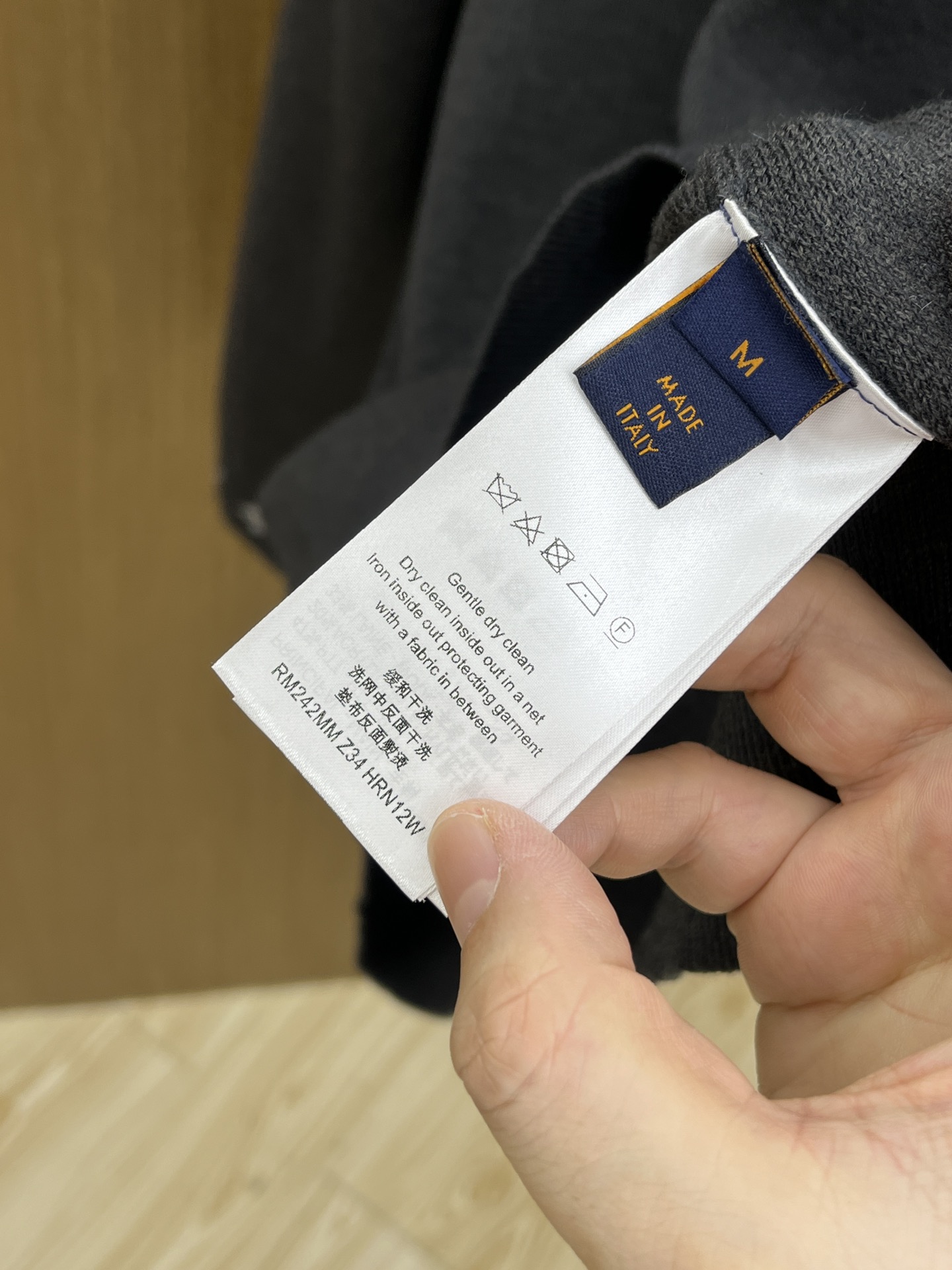 Louis Viitton路易威登经典针织衫：于简约中邂逅奢华格调】当秋日的微风裹挟着丝丝凉意，这件路易