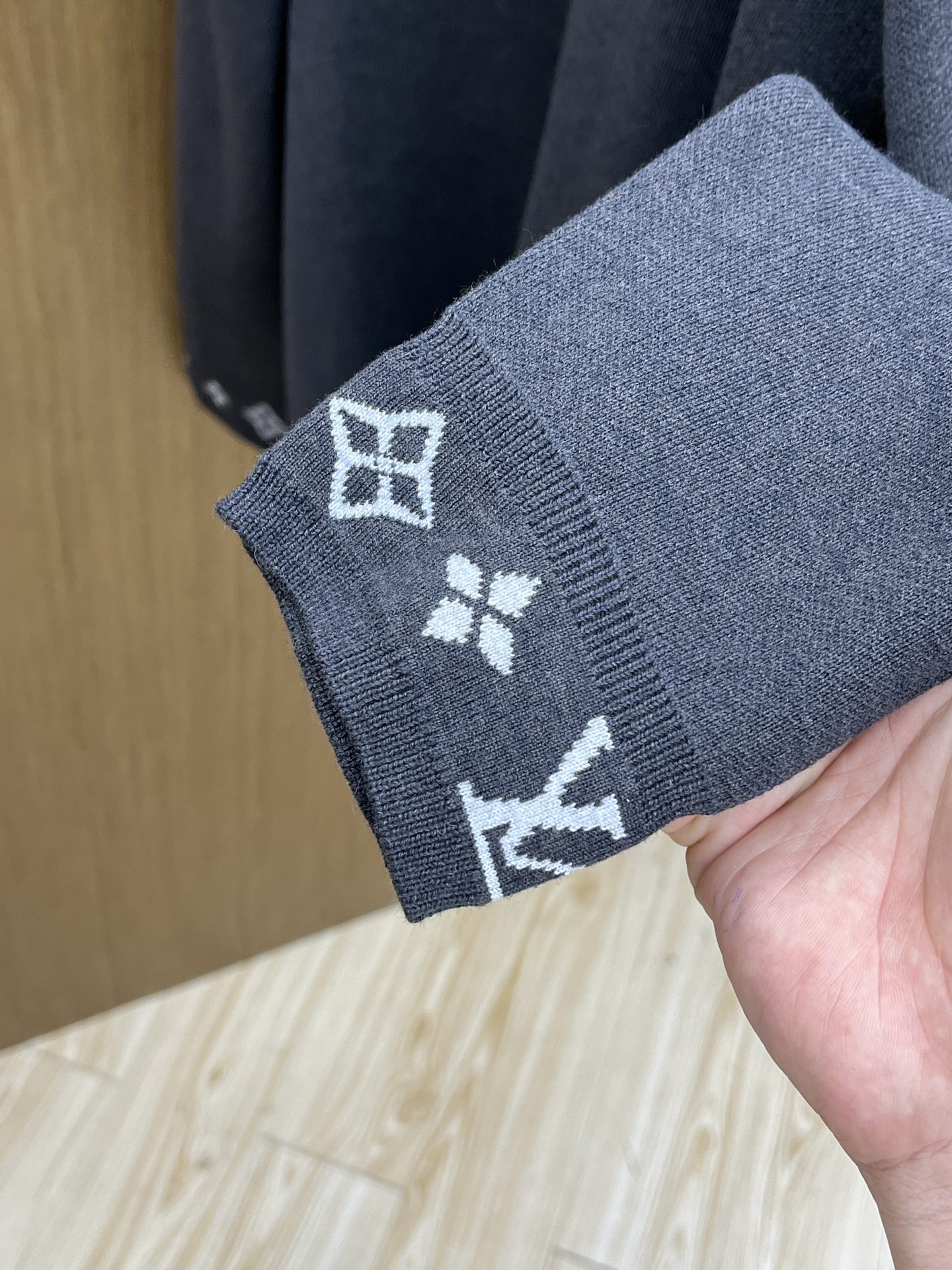 Louis Viitton路易威登经典针织衫：于简约中邂逅奢华格调】当秋日的微风裹挟着丝丝凉意，这件路易