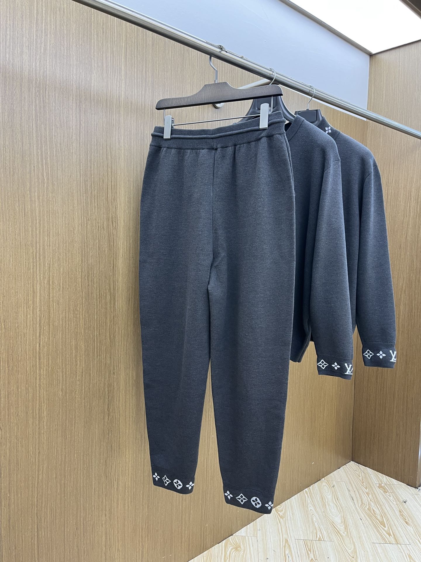 Louis Vuitton /路易威登 2025秋冬新款套装经典logo字母羊毛套装 高端品质重工五金 