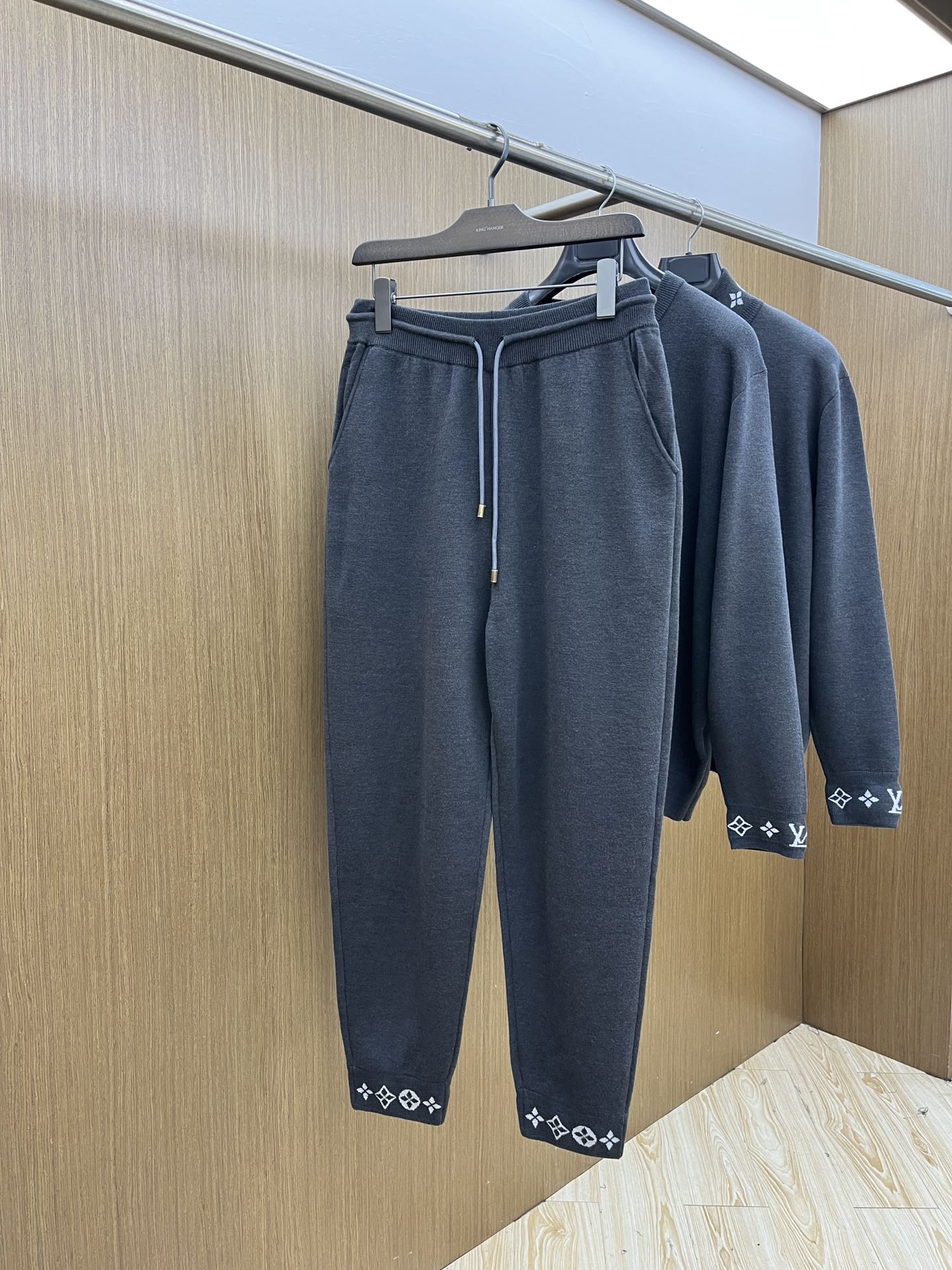 NO:654032,Louis Vuitton/Louis Vuitton 2025 new autumn and winter suit classic logo letter wool suit High-end quality heavy-duty hardware Ceiling level This double-sided sheep wool knitted trousers have a soft cotton inner layer and are embellished with Monogram element jacquard on the trouser legs. It has both comfortable texture and elegant style. gz can be combined with the same belted jacket to create a sophisticated look for travel. Color Gray Size S-XXL,, louis vuitton, louis vuitton, jackets &  coats,alexander wang19860909Louis Vuitton /路易威登 2025秋冬新款套装经典logo字母羊毛套装 高端品质重工五金 天花板级别 本款双面绵羊毛针织长裤拥有柔软棉质内层,于裤脚点缀 Monogram 元素提花,兼具舒适质感与优雅格调,gz可与同款束腰夹克共筑旅途考究造型. 颜色灰色 尺码S-XXL,,louis vuitton,louis vuitton,jackets & coats,alexander wang,Men's clothing