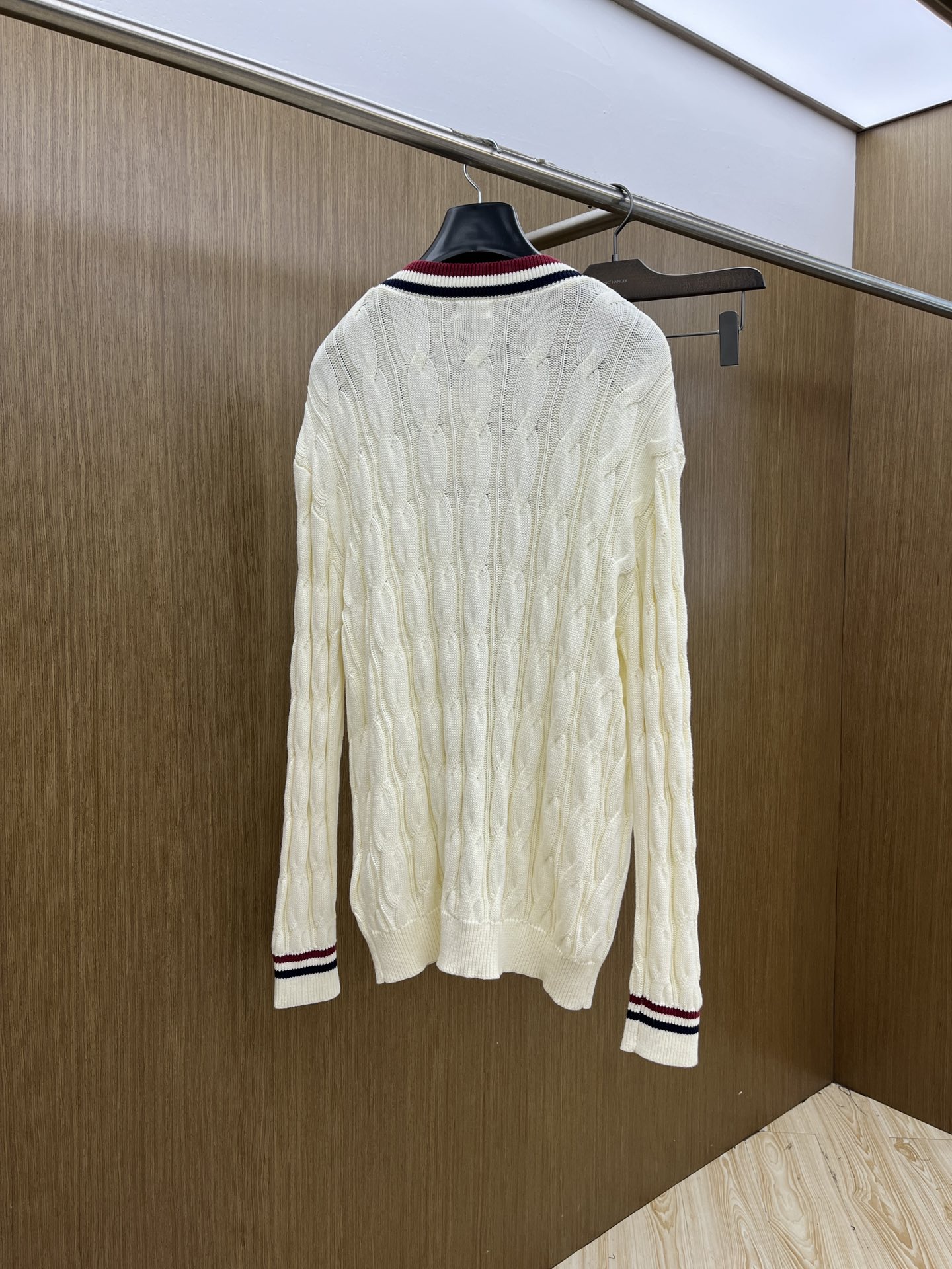 CELINE/赛琳2025秋冬奶油白针织开衫，绞花针织纹理细腻有质感，V领撞色织带复古又吸睛，金色纽扣精