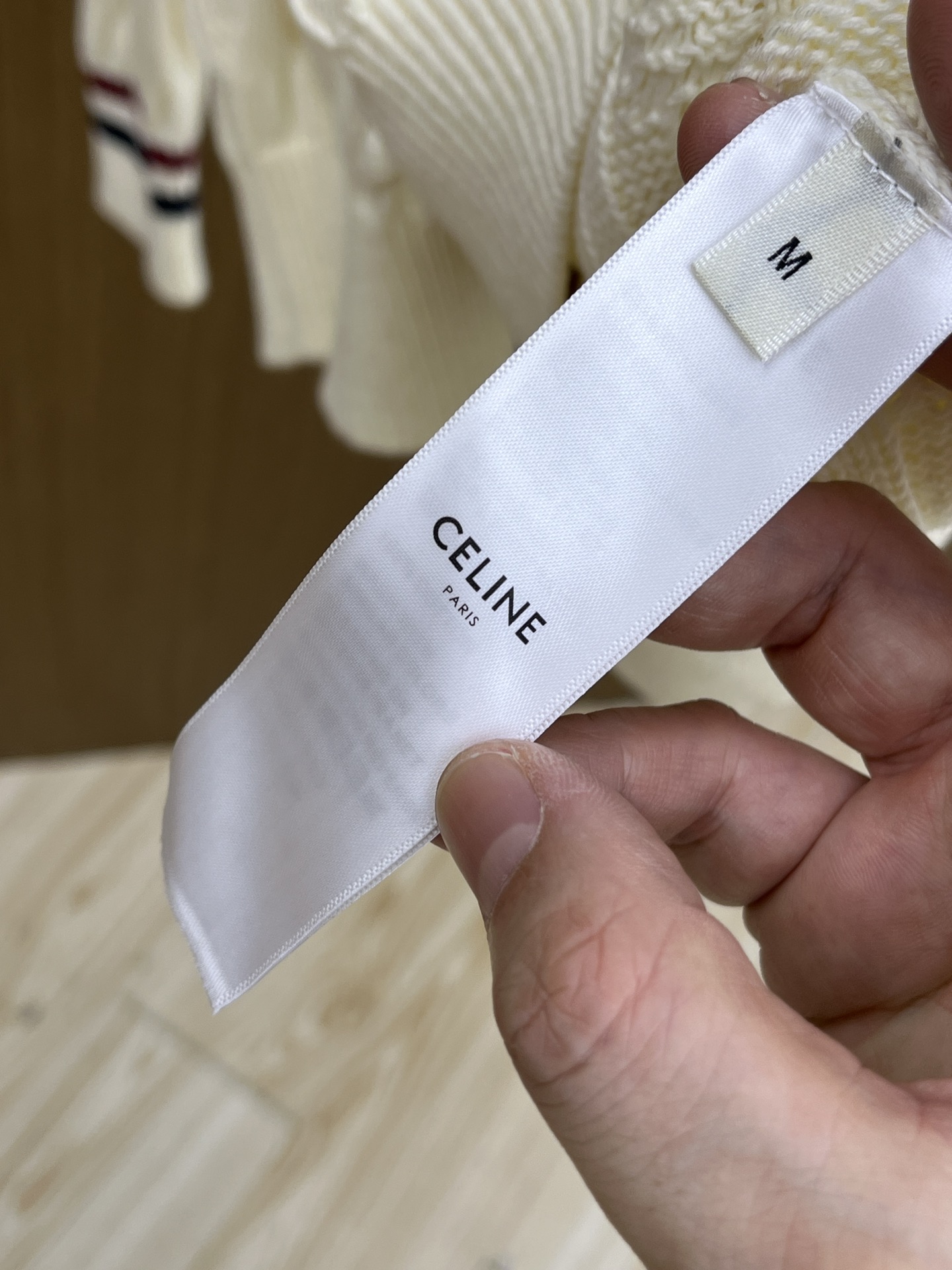 CELINE/赛琳2025秋冬奶油白针织开衫，绞花针织纹理细腻有质感，V领撞色织带复古又吸睛，金色纽扣精