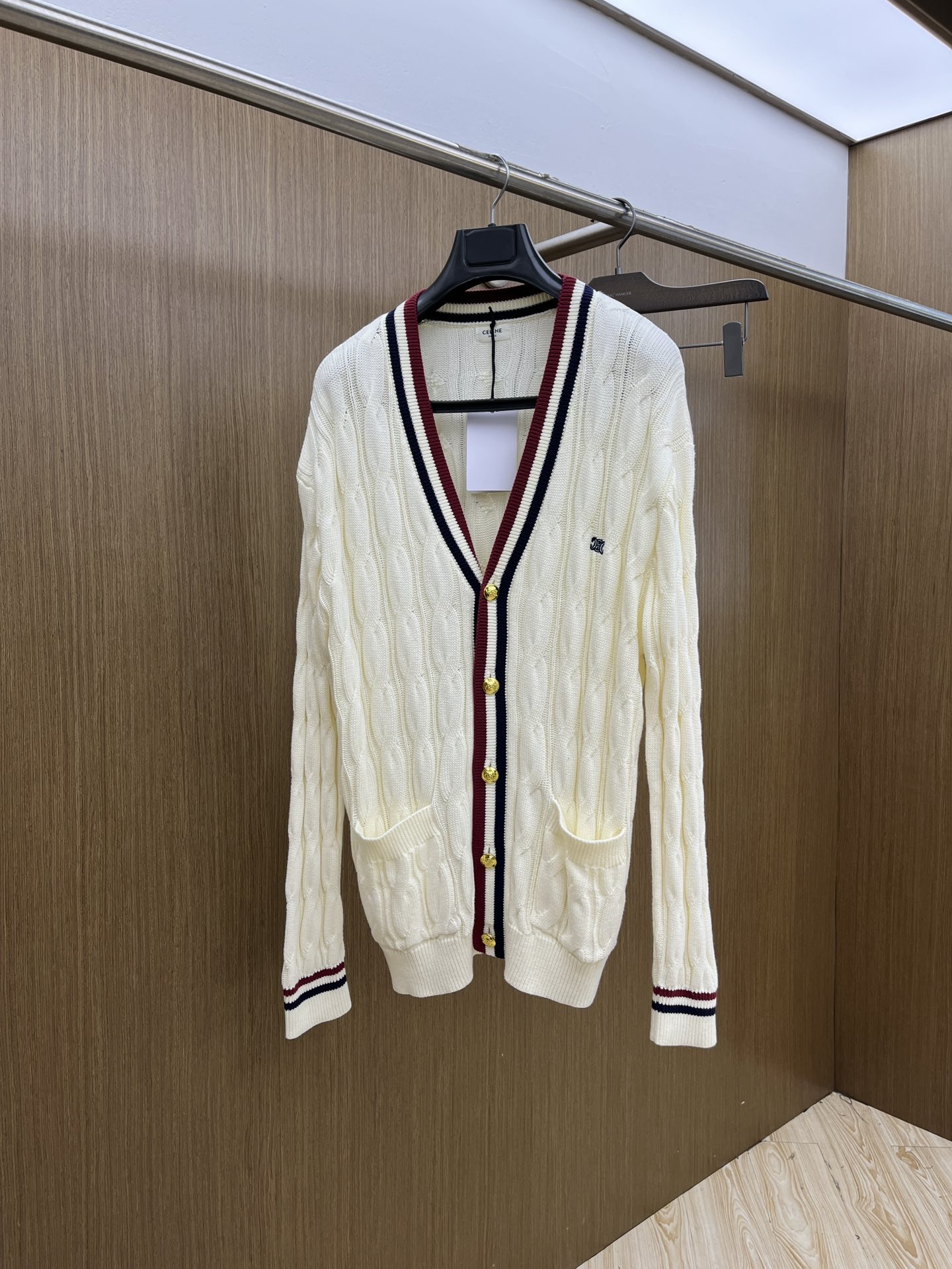 NO:596764,CELINE/Celine 2025 Autumn and Winter Cream White Knitted Cardigan, the cable knit texture is delicate and textured, the V-neck contrasting webbing is retro and eye-catching, the gold buttons are exquisite and eye-catching, and there are practical pockets. It has both academic style and high-end feel, it is gentle to wear alone, and the inner layer is also very layered, gz can easily create a lazy and exquisite French outfit~ Color Cream White Size S-XL,,celine,celine,alexander wang19860909CELINE/赛琳2025秋冬奶油白针织开衫,绞花针织纹理细腻有质感,V领撞色织带复古又吸睛,金色纽扣精致亮眼,还有实用口袋加持.学院风与高级感兼具,单穿温柔,内搭也很有层次,gz轻松打造慵懒又精致的法式穿搭～ 颜色奶油白 尺码 S-XL,,celine,celine,alexander wang,Men's clothing