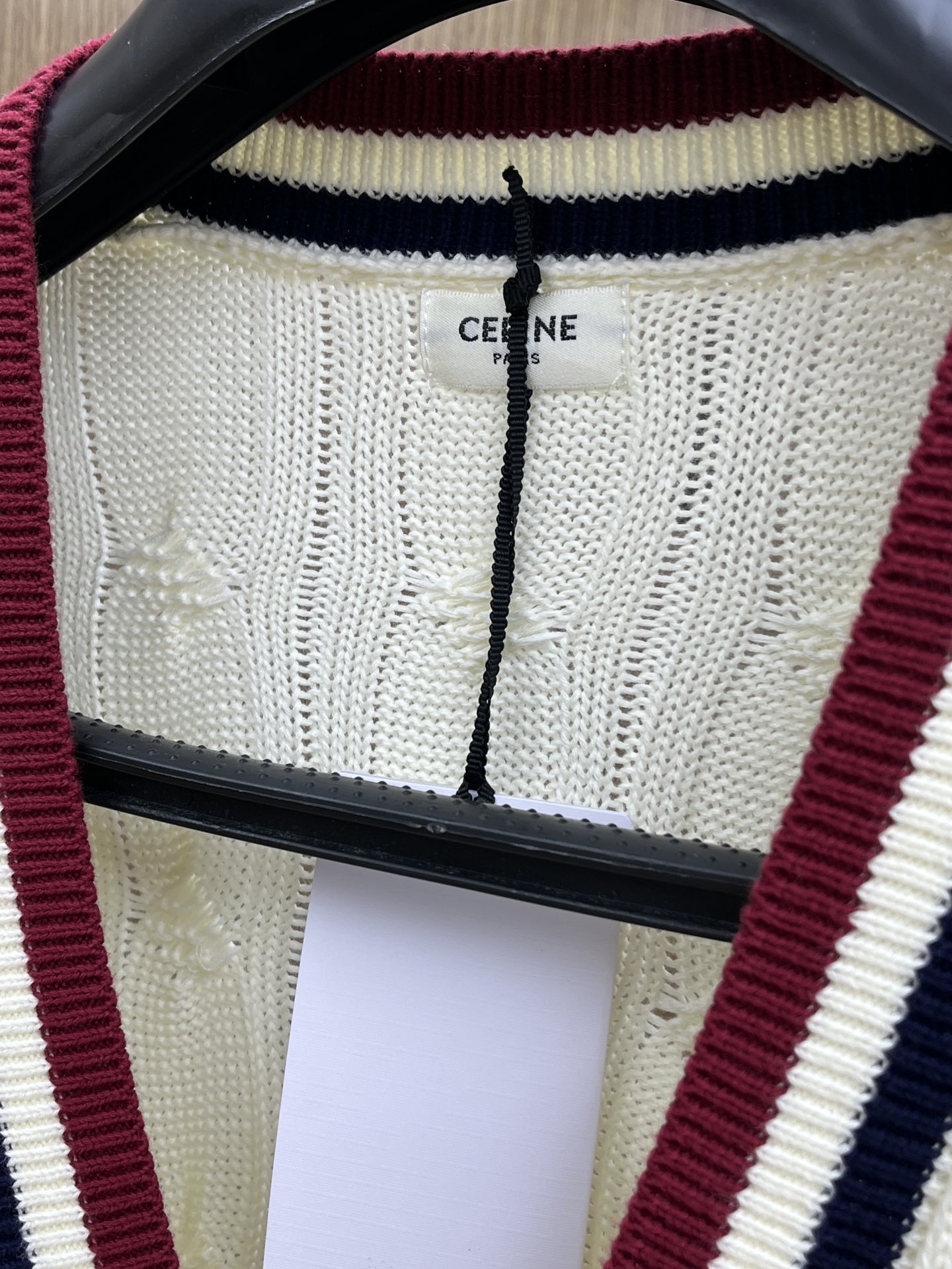 CELINE/赛琳2025秋冬奶油白针织开衫，绞花针织纹理细腻有质感，V领撞色织带复古又吸睛，金色纽扣精