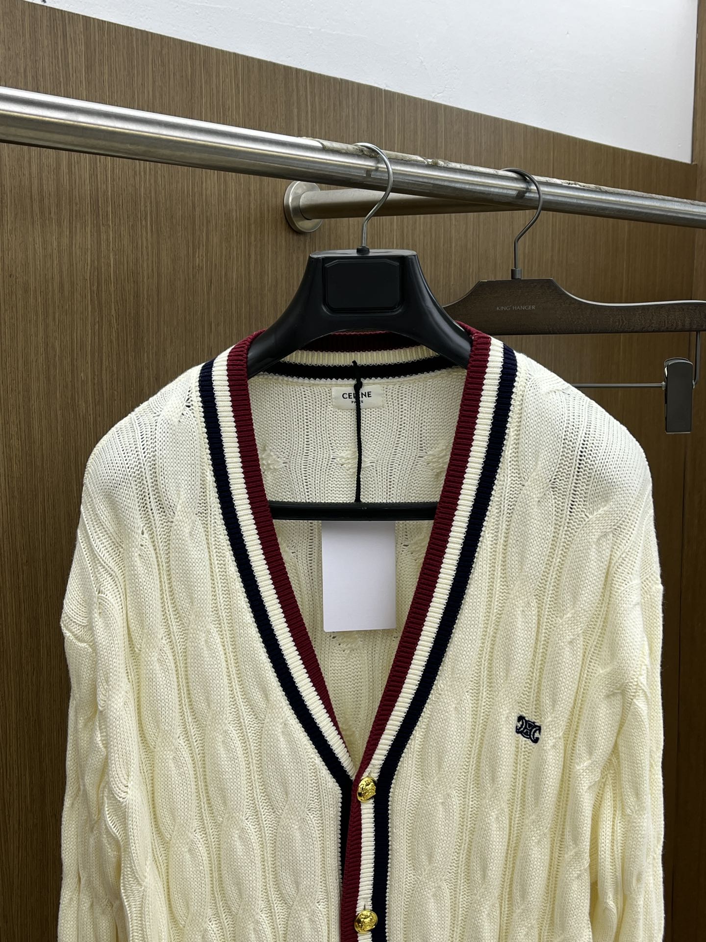 CELINE/赛琳2025秋冬奶油白针织开衫，绞花针织纹理细腻有质感，V领撞色织带复古又吸睛，金色纽扣精