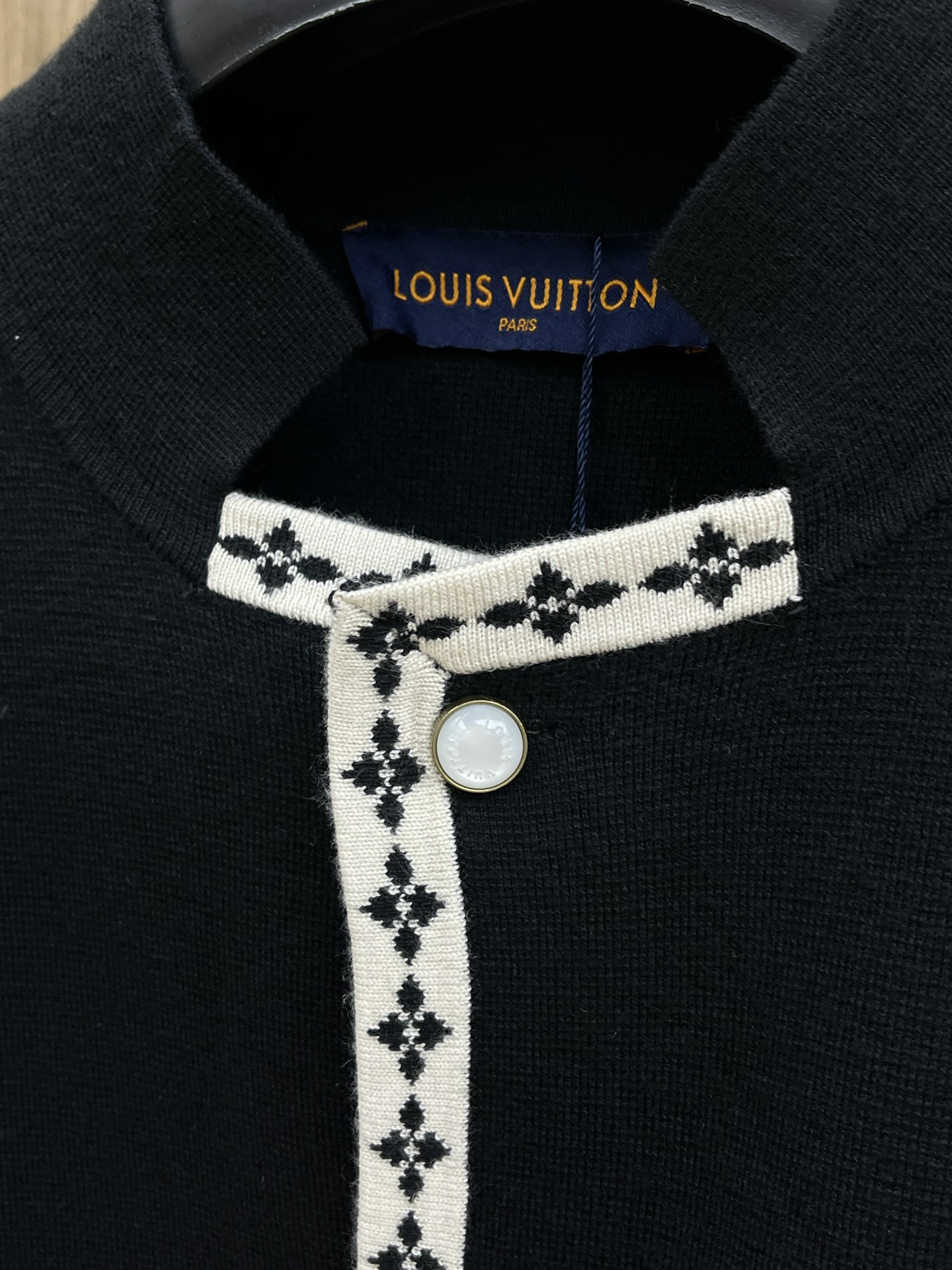 LouisVuitton路易威登2025秋冬针织外套，经典黑色主调，自带低调奢华质感，契合LV一贯的高端