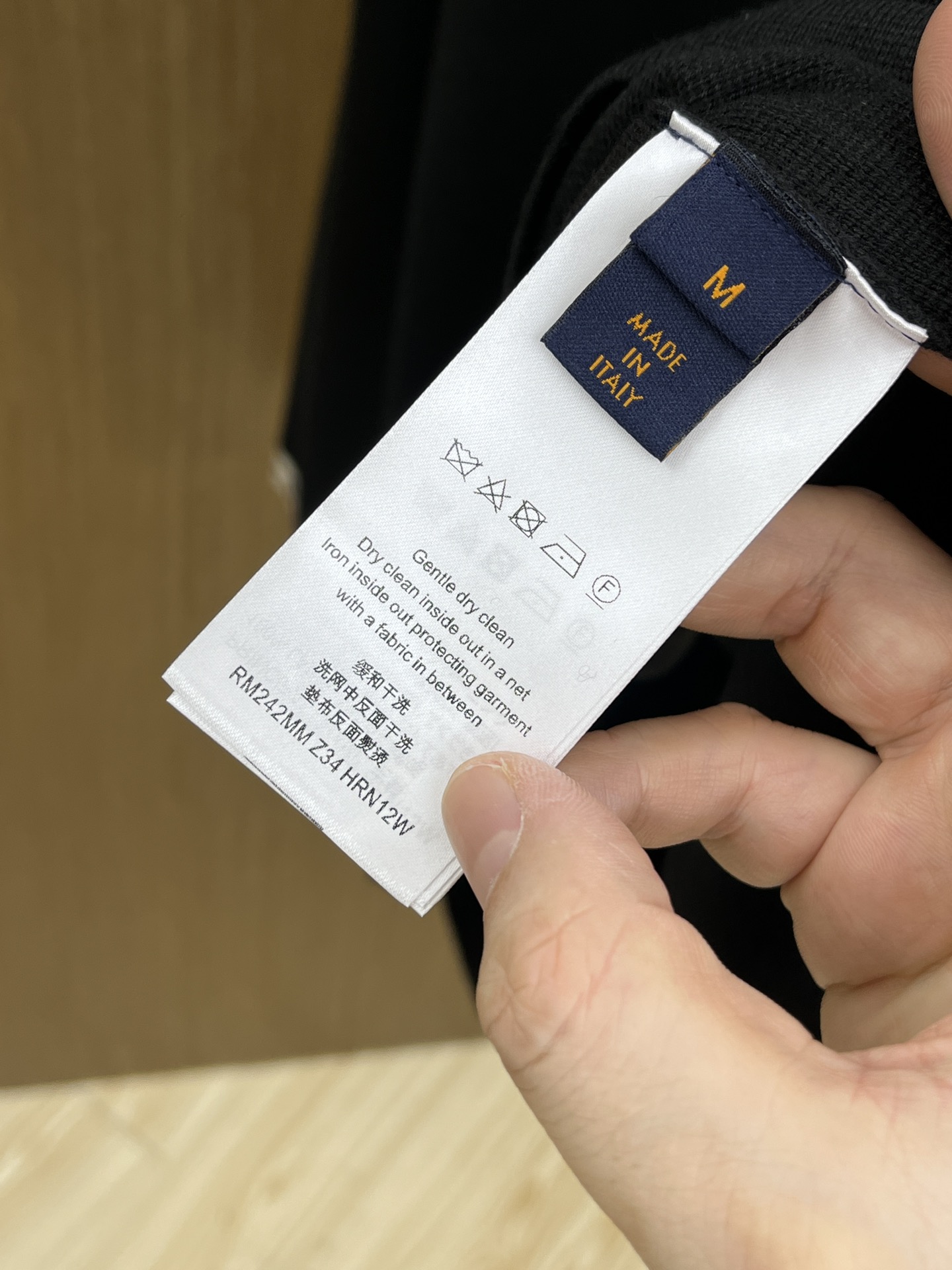 LouisVuitton路易威登2025秋冬针织外套，经典黑色主调，自带低调奢华质感，契合LV一贯的高端