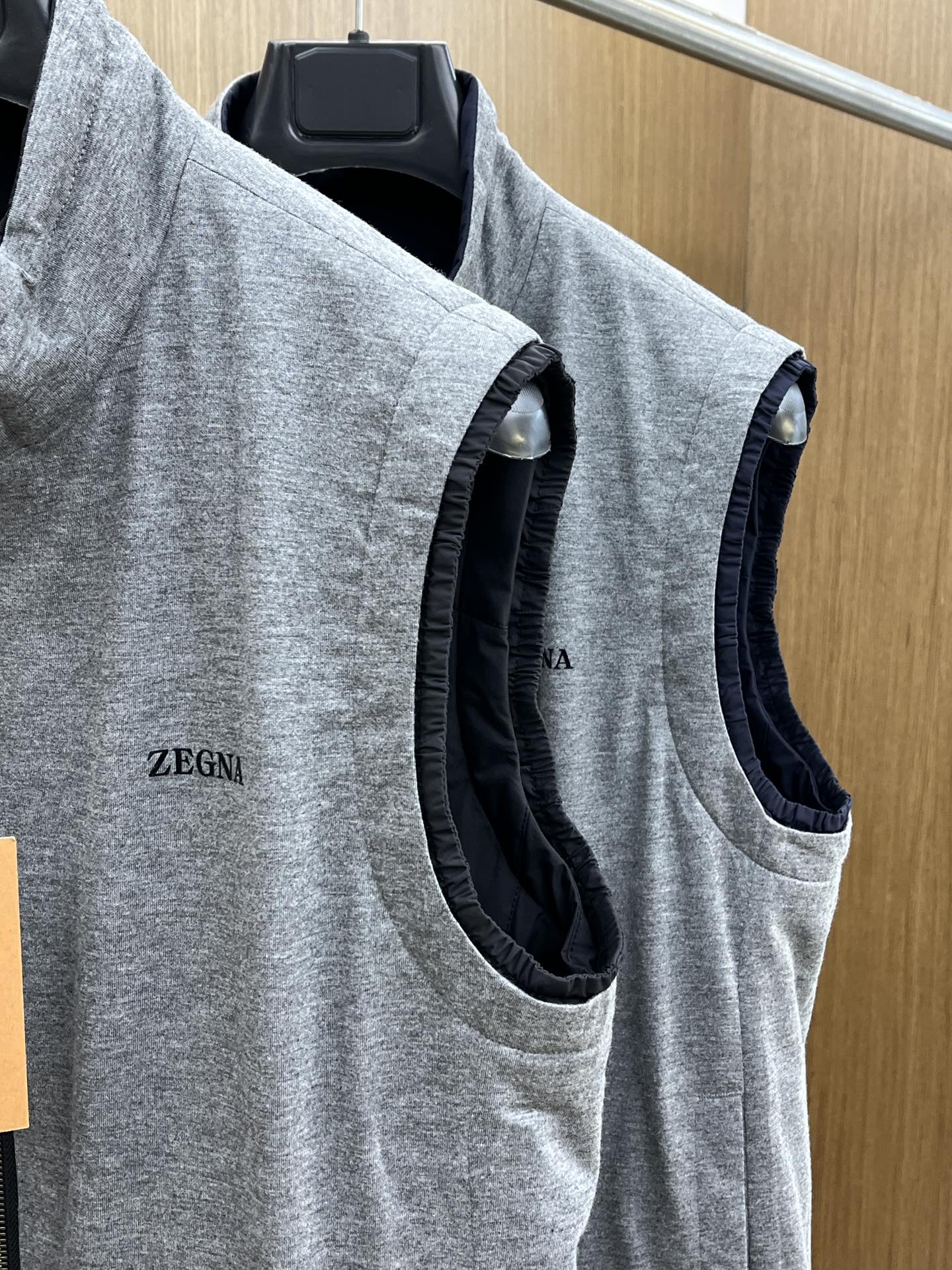 秋冬 ZZ 🔥🔥Zenga25新款微纤维双面穿Brezza刺绣马甲工艺说明：采用高科技面料打造，一面为山