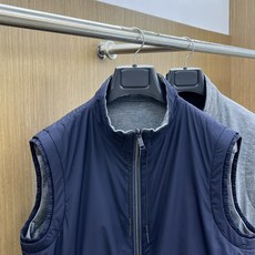 秋冬 ZZ 🔥🔥Zenga25新款微纤维双面穿Brezza刺绣马甲工艺说明:采用高科技面料打造,一面为山 秋冬 ZZ 🔥🔥Zenga25新款微纤维双面穿Brezza刺绣马甲工艺说明:采用高科技面料打造,一面为山