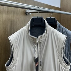 秋冬 ZZ 🔥🔥Zenga25新款微纤维双面穿Brezza刺绣马甲工艺说明:采用高科技面料打造,一面为山 秋冬 ZZ 🔥🔥Zenga25新款微纤维双面穿Brezza刺绣马甲工艺说明:采用高科技面料打造,一面为山