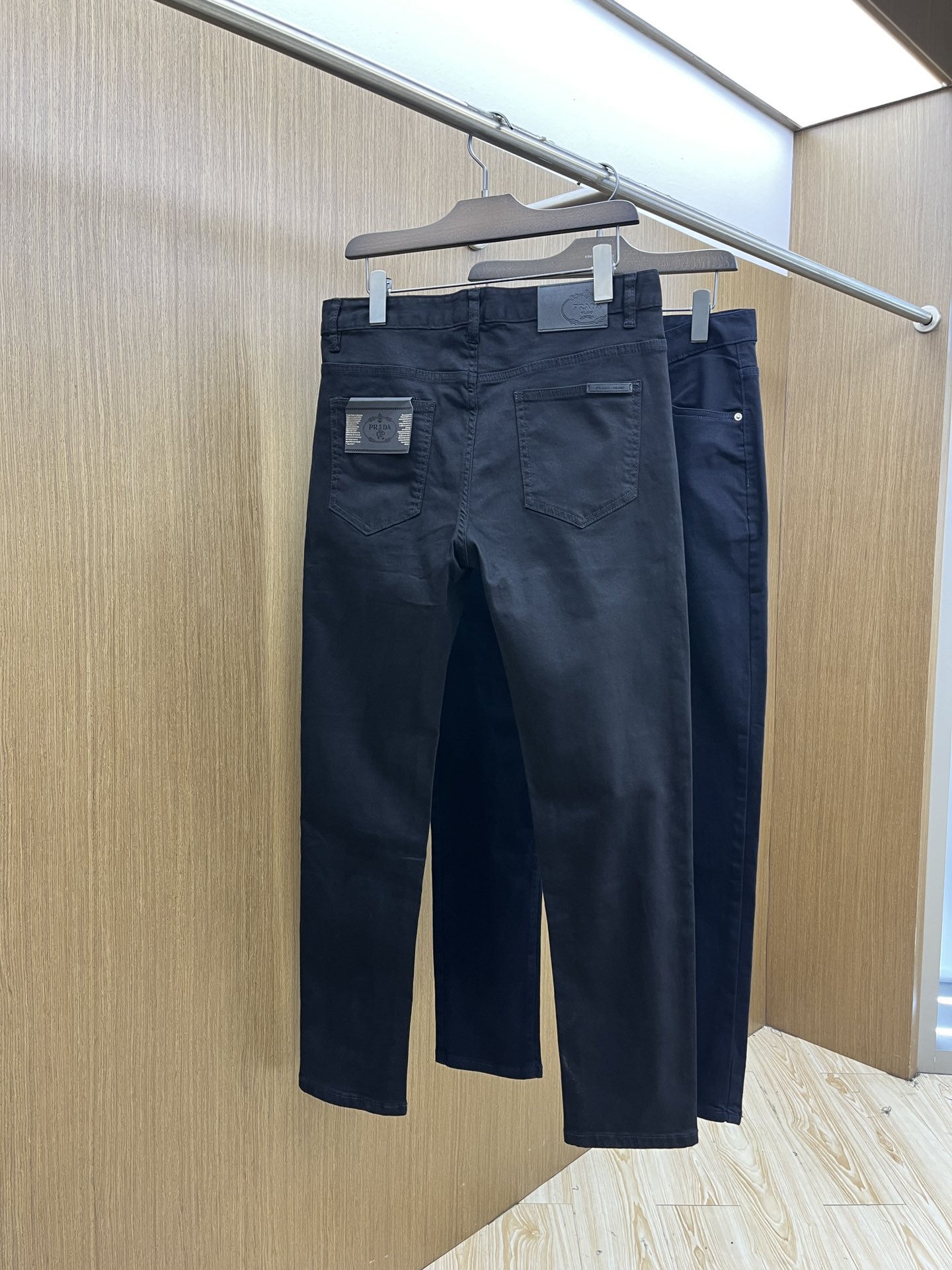 秋冬 PD 新款来袭🔥秋冬爆款新品 有售 实体店极品牛仔裤🐂原版好货，适合各个年龄段。市场最高版本的欧洲