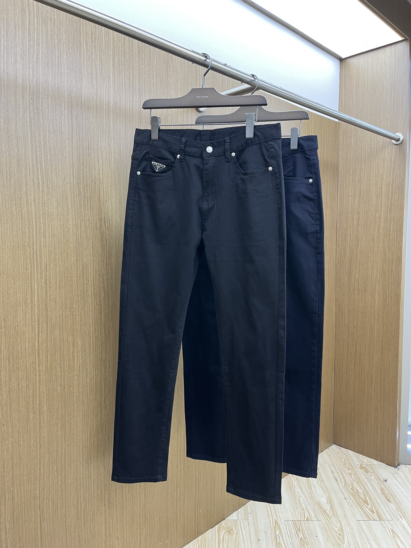 秋冬 PD 新款来袭🔥秋冬爆款新品 有售 实体店极品牛仔裤🐂原版好货，适合各个年龄段。市场最高版本的欧洲