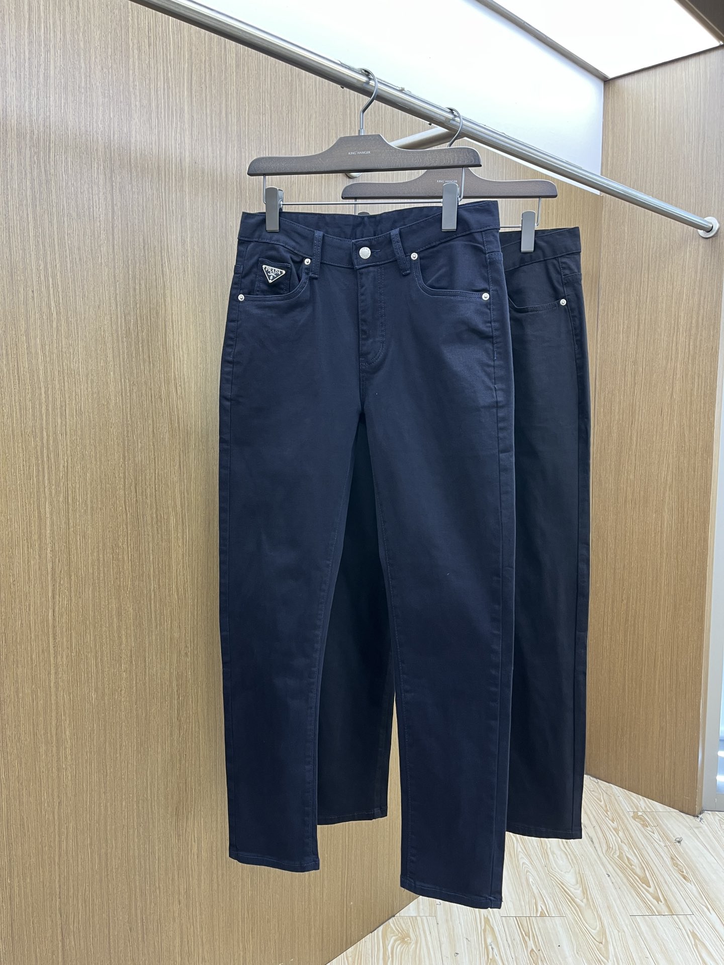 秋冬 PD 新款来袭🔥秋冬爆款新品 有售 实体店极品牛仔裤🐂原版好货，适合各个年龄段。市场最高版本的欧洲