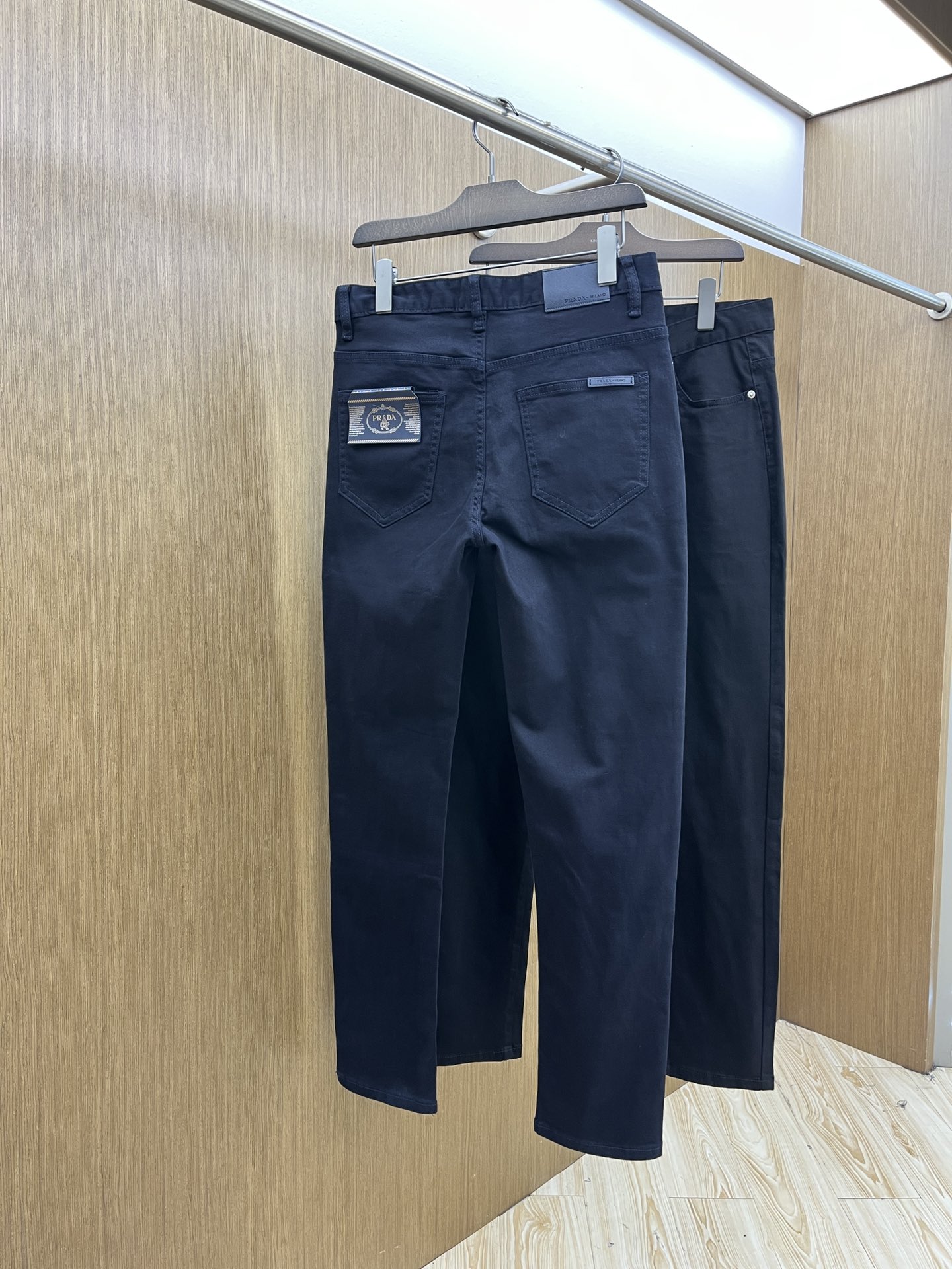 秋冬 PD 新款来袭🔥秋冬爆款新品 有售 实体店极品牛仔裤🐂原版好货，适合各个年龄段。市场最高版本的欧洲