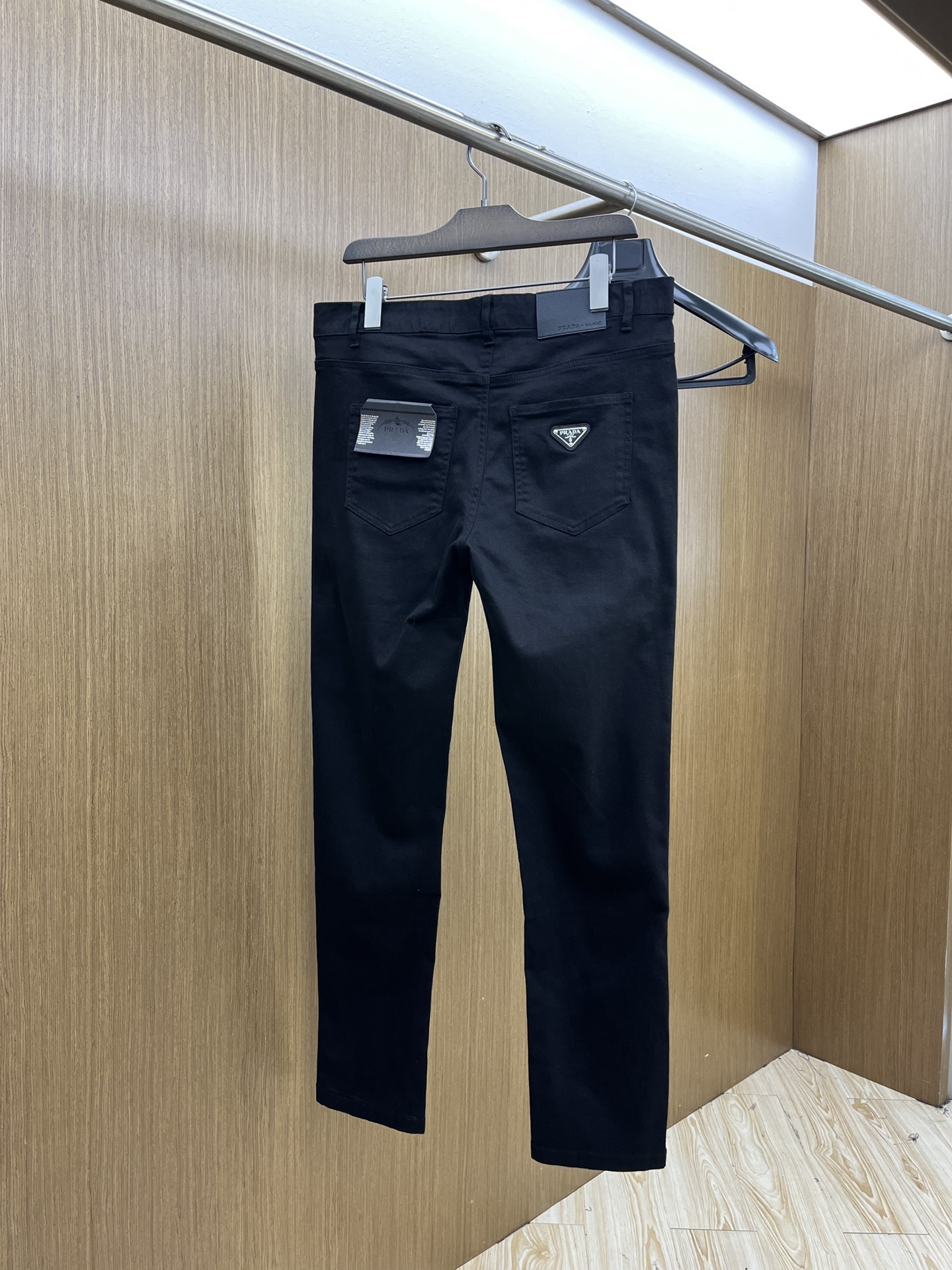 秋冬 PD 新款来袭🔥秋冬爆款新品 有售 实体店极品牛仔裤🐂原版好货，适合各个年龄段。市场最高版本的欧洲