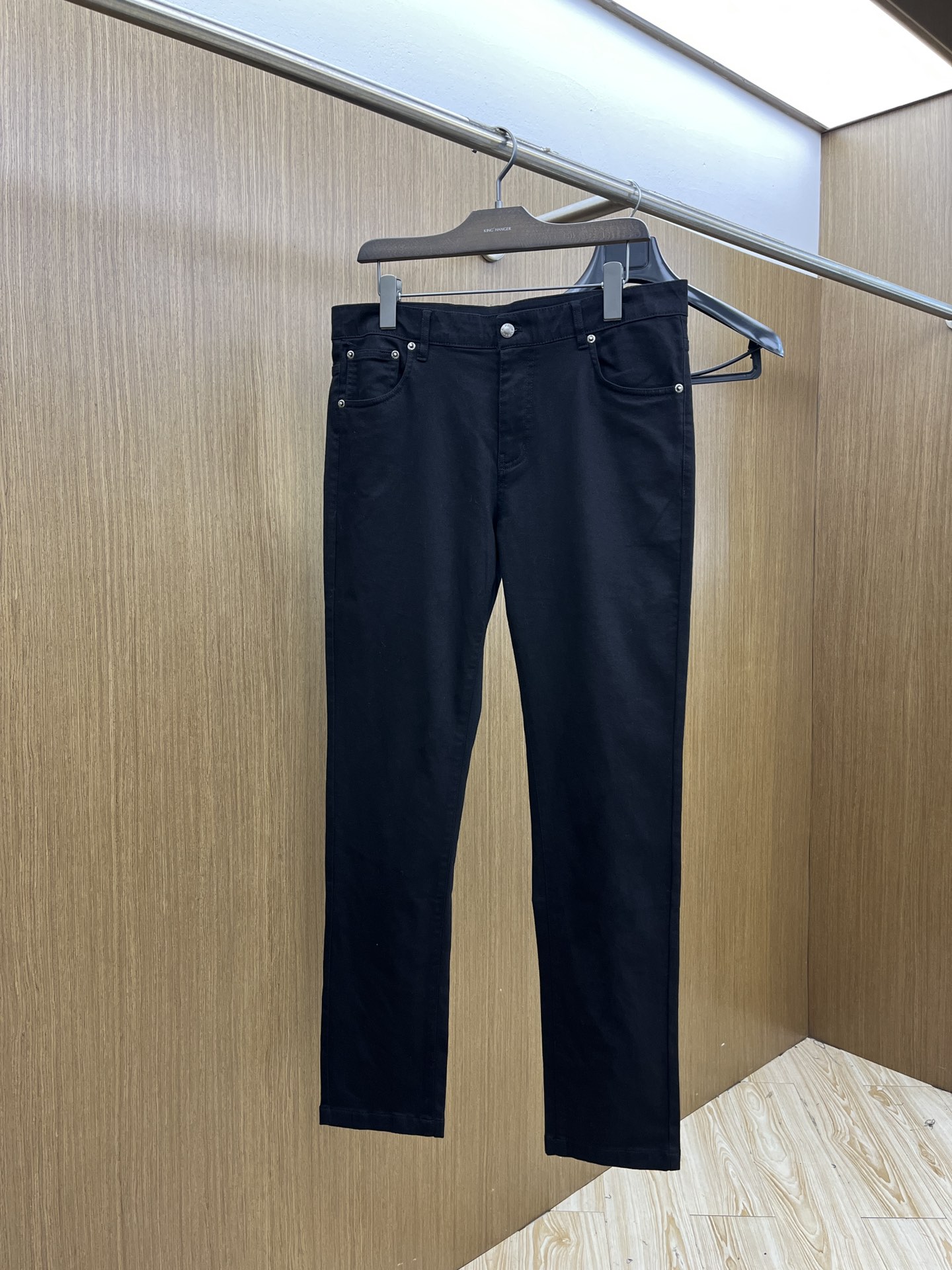 秋冬 PD 新款来袭🔥秋冬爆款新品 有售 实体店极品牛仔裤🐂原版好货，适合各个年龄段。市场最高版本的欧洲