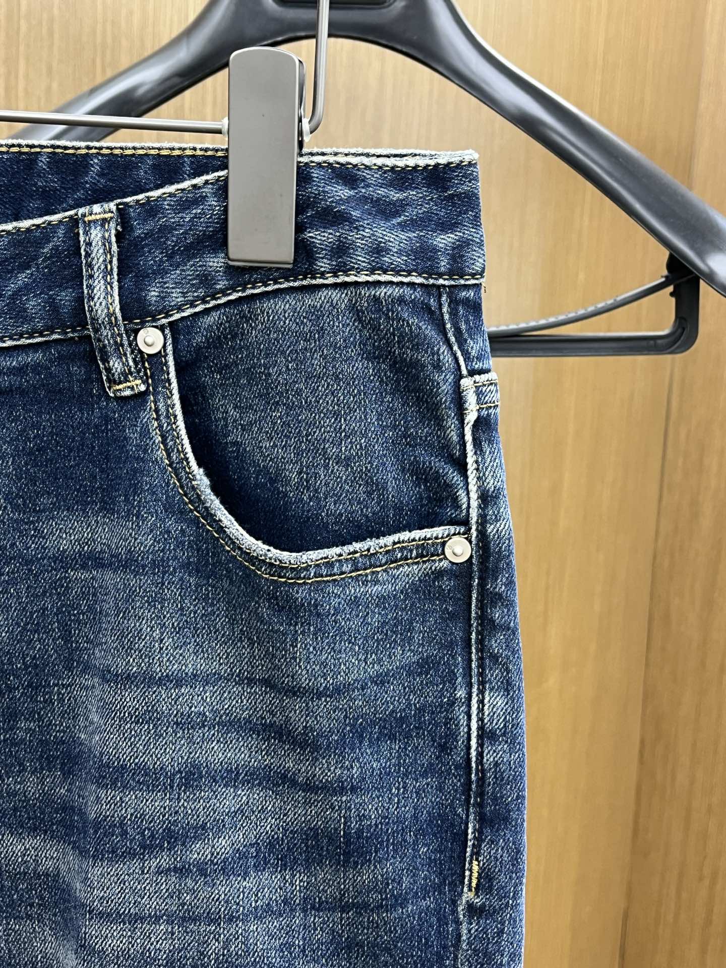 秋冬 zz 新款来袭🔥秋冬爆款新品 有售 实体店极品牛仔裤🐂原版好货，适合各个年龄段。市场最高版本的欧洲
