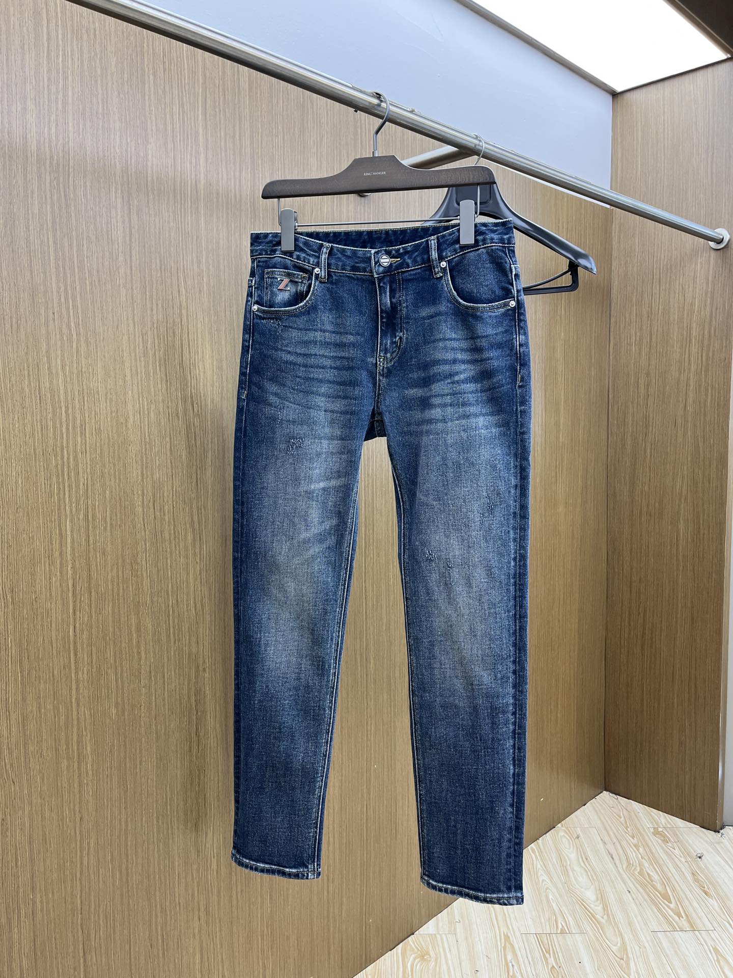 秋冬 zz 新款来袭🔥秋冬爆款新品 有售 实体店极品牛仔裤🐂原版好货，适合各个年龄段。市场最高版本的欧洲