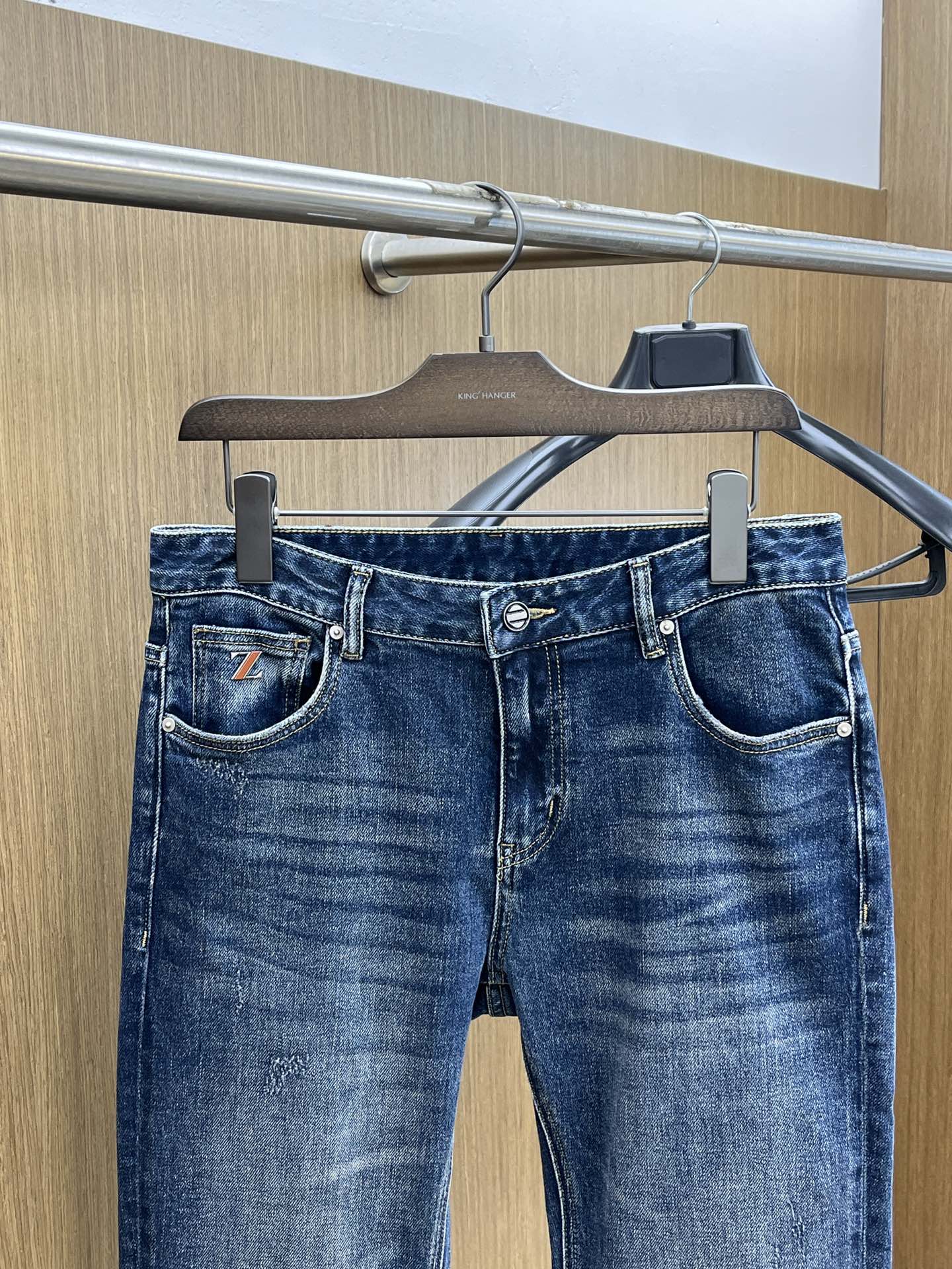 秋冬 zz 新款来袭🔥秋冬爆款新品 有售 实体店极品牛仔裤🐂原版好货，适合各个年龄段。市场最高版本的欧洲