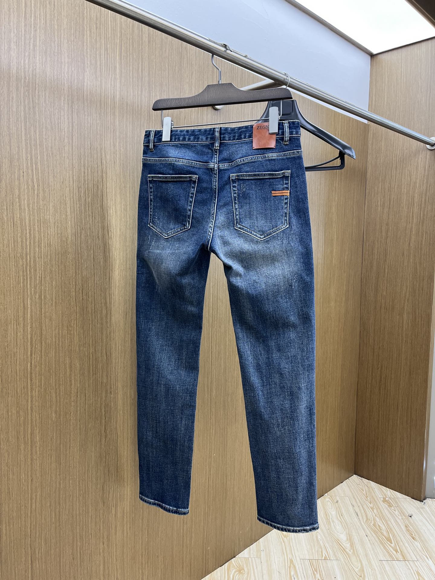 秋冬 zz 新款来袭🔥秋冬爆款新品 有售 实体店极品牛仔裤🐂原版好货，适合各个年龄段。市场最高版本的欧洲