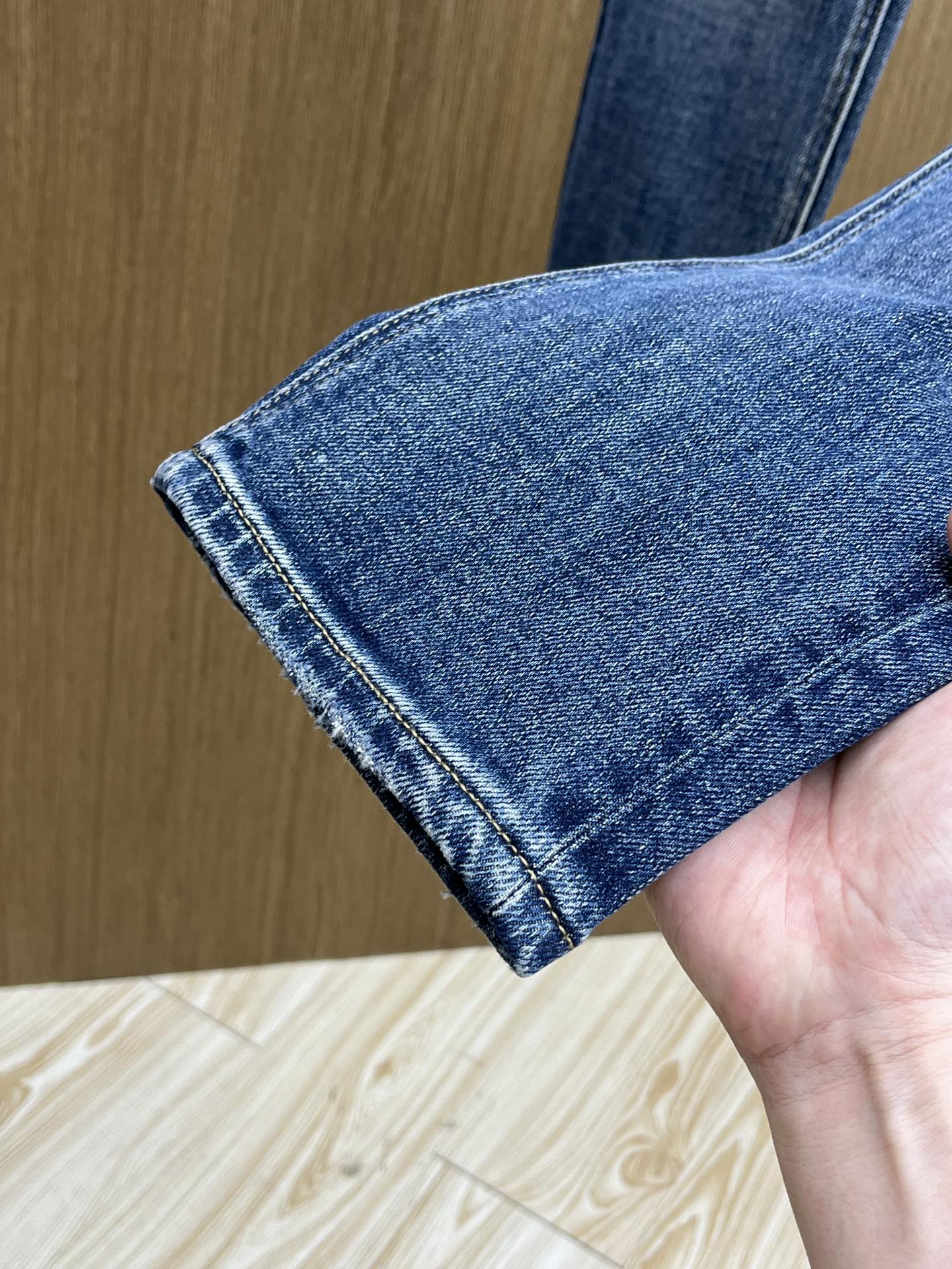秋冬 zz 新款来袭🔥秋冬爆款新品 有售 实体店极品牛仔裤🐂原版好货，适合各个年龄段。市场最高版本的欧洲
