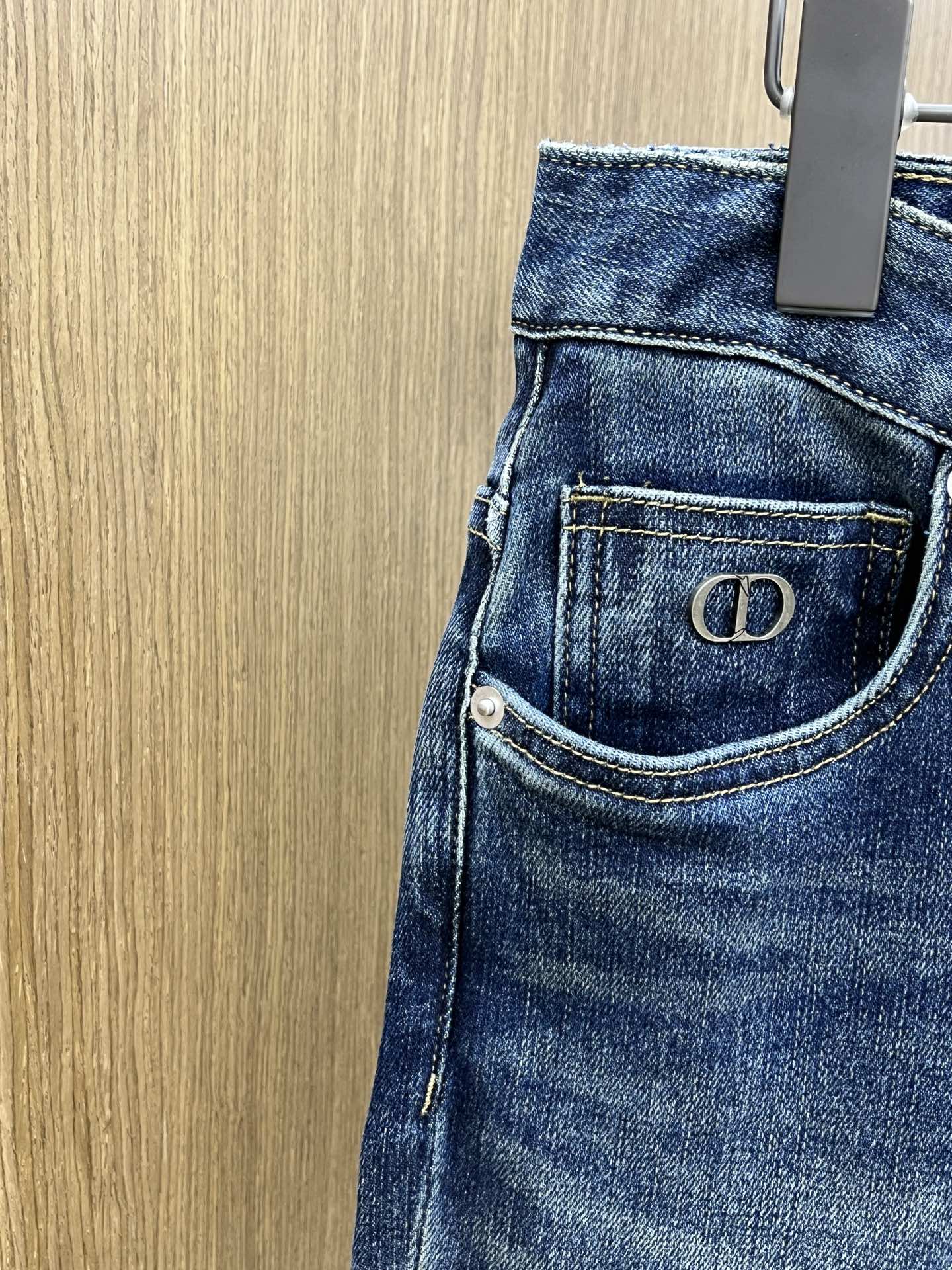 秋冬 CD 新款来袭🔥秋冬爆款新品 有售 实体店极品牛仔裤🐂原版好货，适合各个年龄段。市场最高版本的欧洲