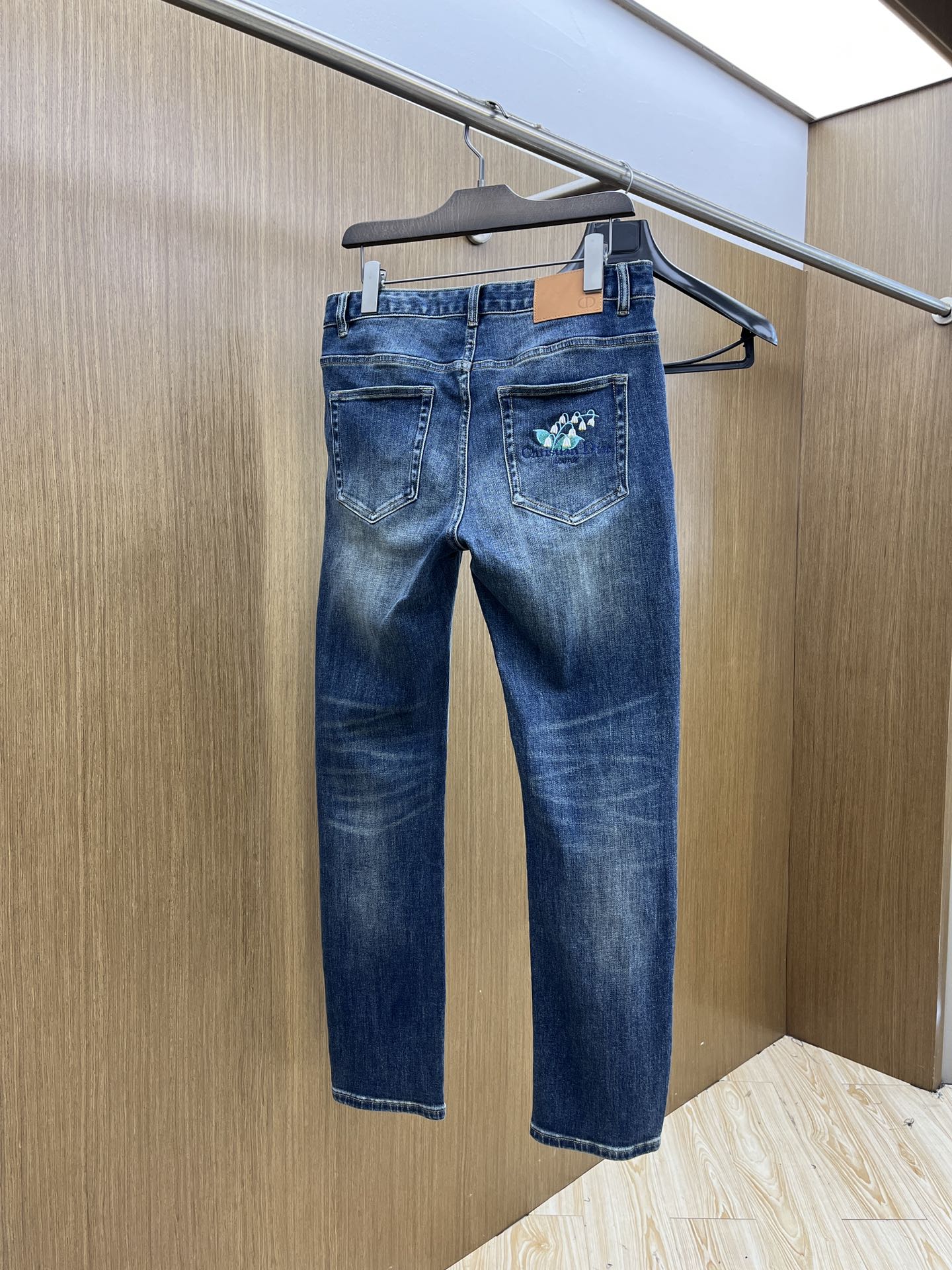 秋冬 CD 新款来袭🔥秋冬爆款新品 有售 实体店极品牛仔裤🐂原版好货，适合各个年龄段。市场最高版本的欧洲