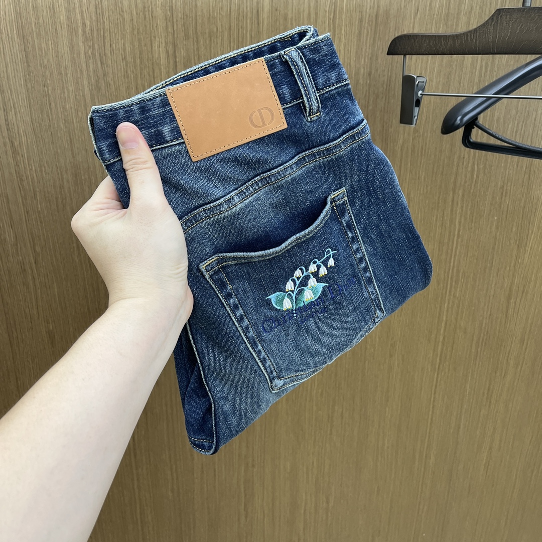 NO:565622,Autumn and winter CD new styles are coming, hot new products in autumn and winter are on sale. The best original jeans in physical stores, suitable for all ages. The highest version of European imported fabrics on the market. Comfortable, soft and skin-friendly, the upper body effect is super, fashionable and versatile. fzh is straight and stylish, a wardrobe must-have!  Suitable for any occasion. Sizes: 29-38 without 35.37, jeans, alexander wang19860909秋冬 CD 新款来袭秋冬爆款新品 有售 实体店极品牛仔裤原版好货,适合各个年龄段.市场最高版本的欧洲进口面料.舒适柔软亲肤,上身效果超级棒时尚百搭 fzh笔挺有型,衣橱必备！适合任何场合穿着 尺码:29-38无35.37,,jeans,alexander wang,Men's clothing