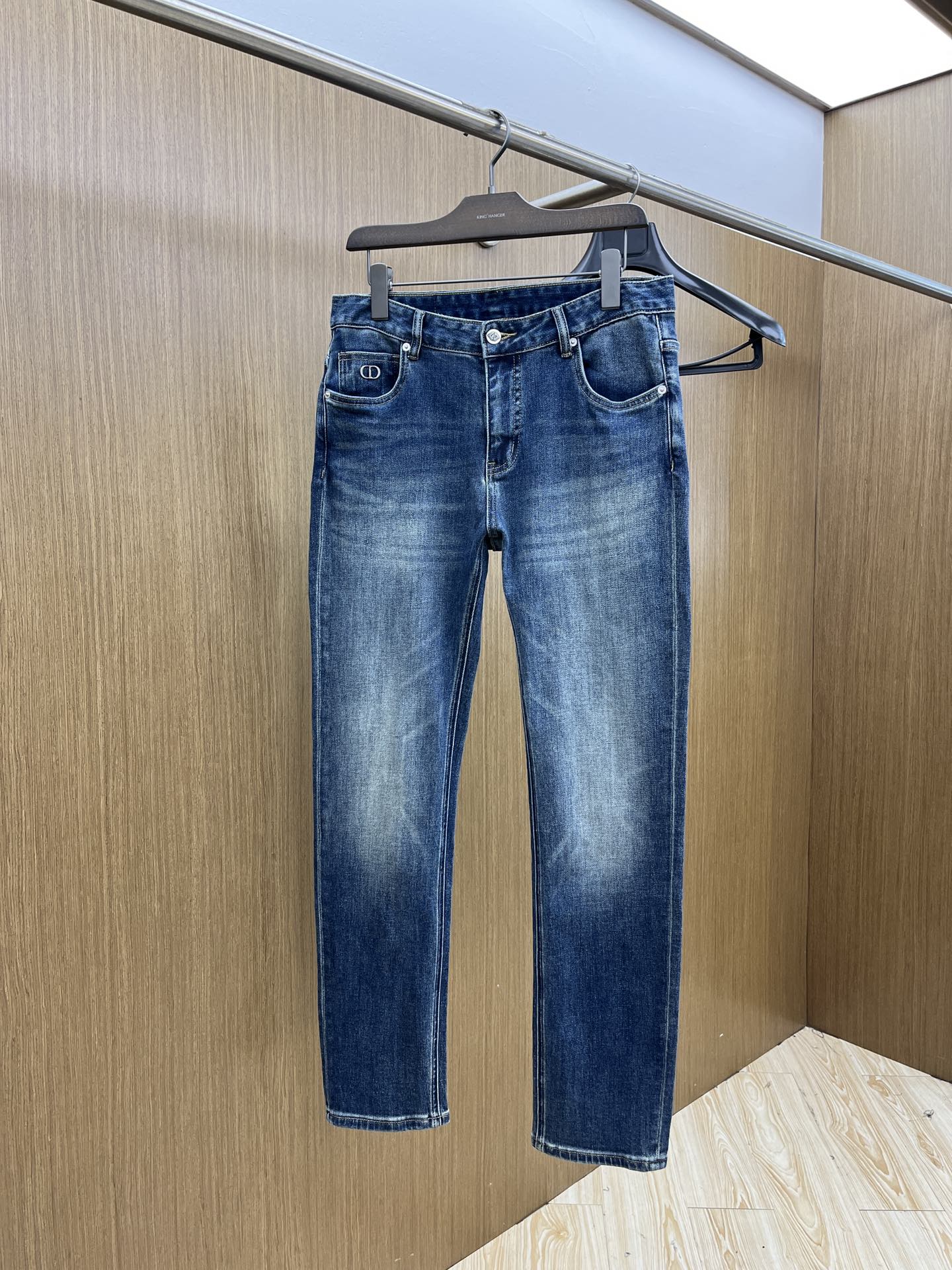 秋冬 CD 新款来袭🔥秋冬爆款新品 有售 实体店极品牛仔裤🐂原版好货，适合各个年龄段。市场最高版本的欧洲
